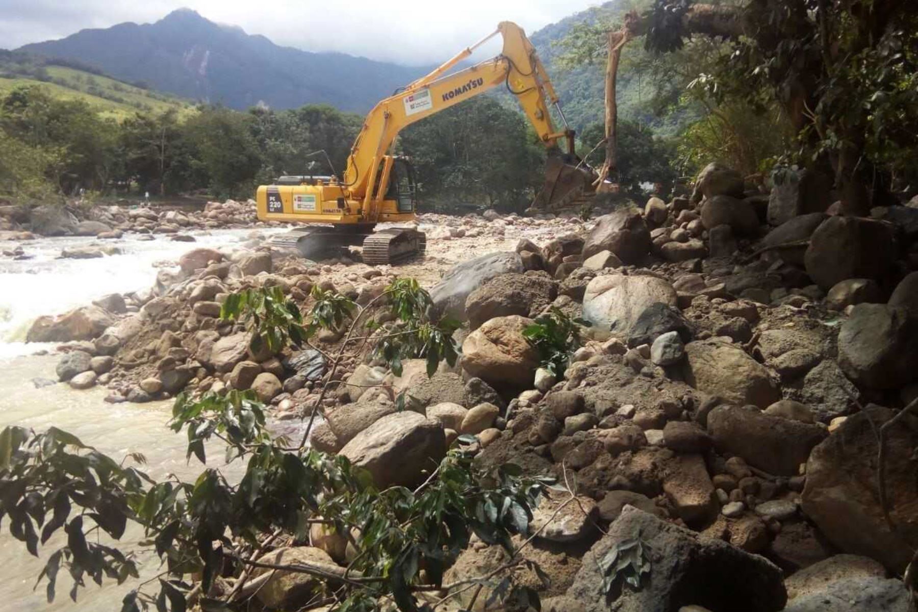 Con el objetivo de evitar desbordes ante posibles lluvias, el Ministerio de Vivienda, Construcción y Saneamiento viene eliminado a la fecha cerca de 14,000 metros cúbicos de sedimentos en río y quebradas en la región Amazonas, en beneficio de más de 23,000 vecinos.