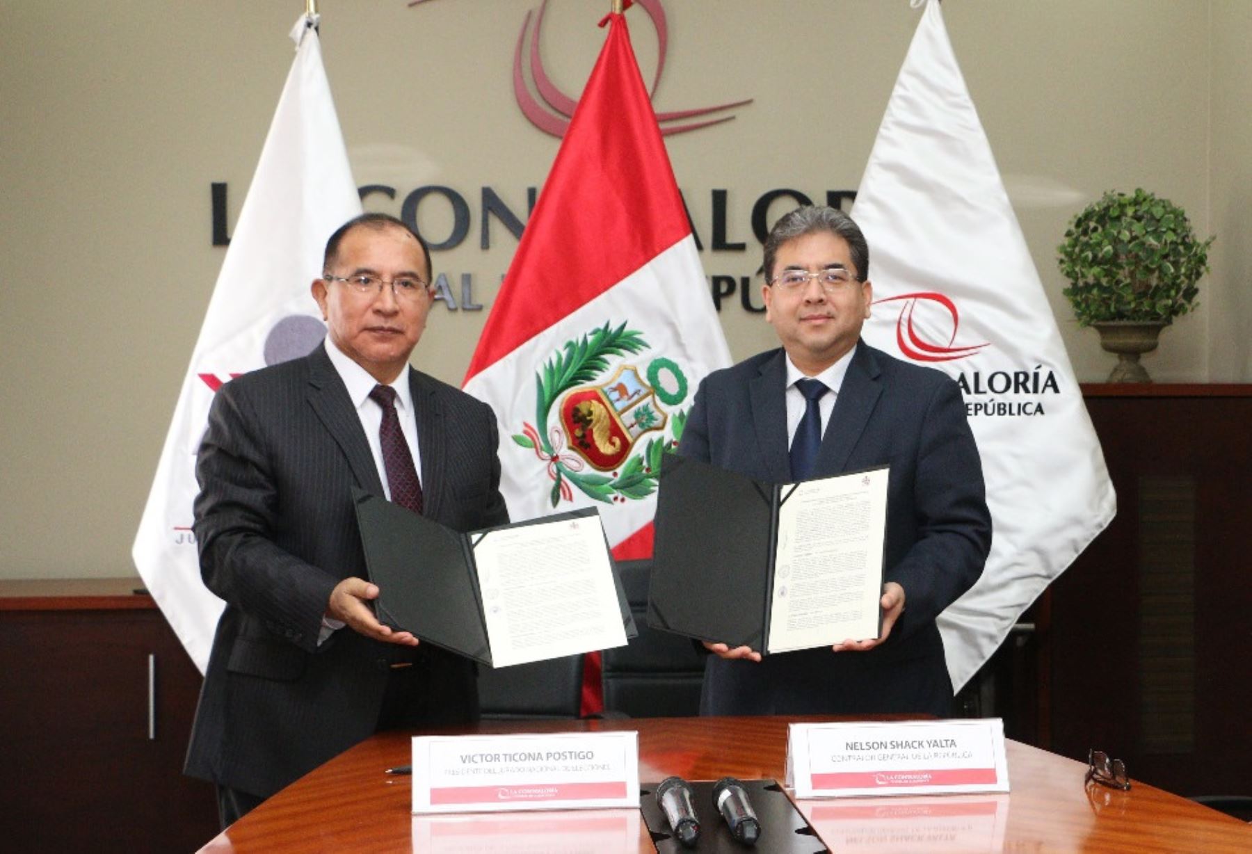 Presidente del JNE, Víctor Ticona, y contralor Nelson Shack, firman convenio para trabo conjunto en elecciones 2018