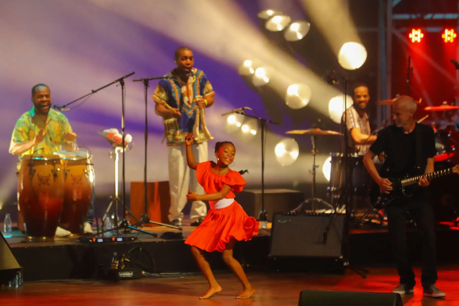 Concierto de Miki González en el gran teatro nacional celebrando los 25 años del recordado álbum “Akundún” rindiendo un homenaje a la cultura afro en el Perú. Photo: ANDINA/Andrés Valle