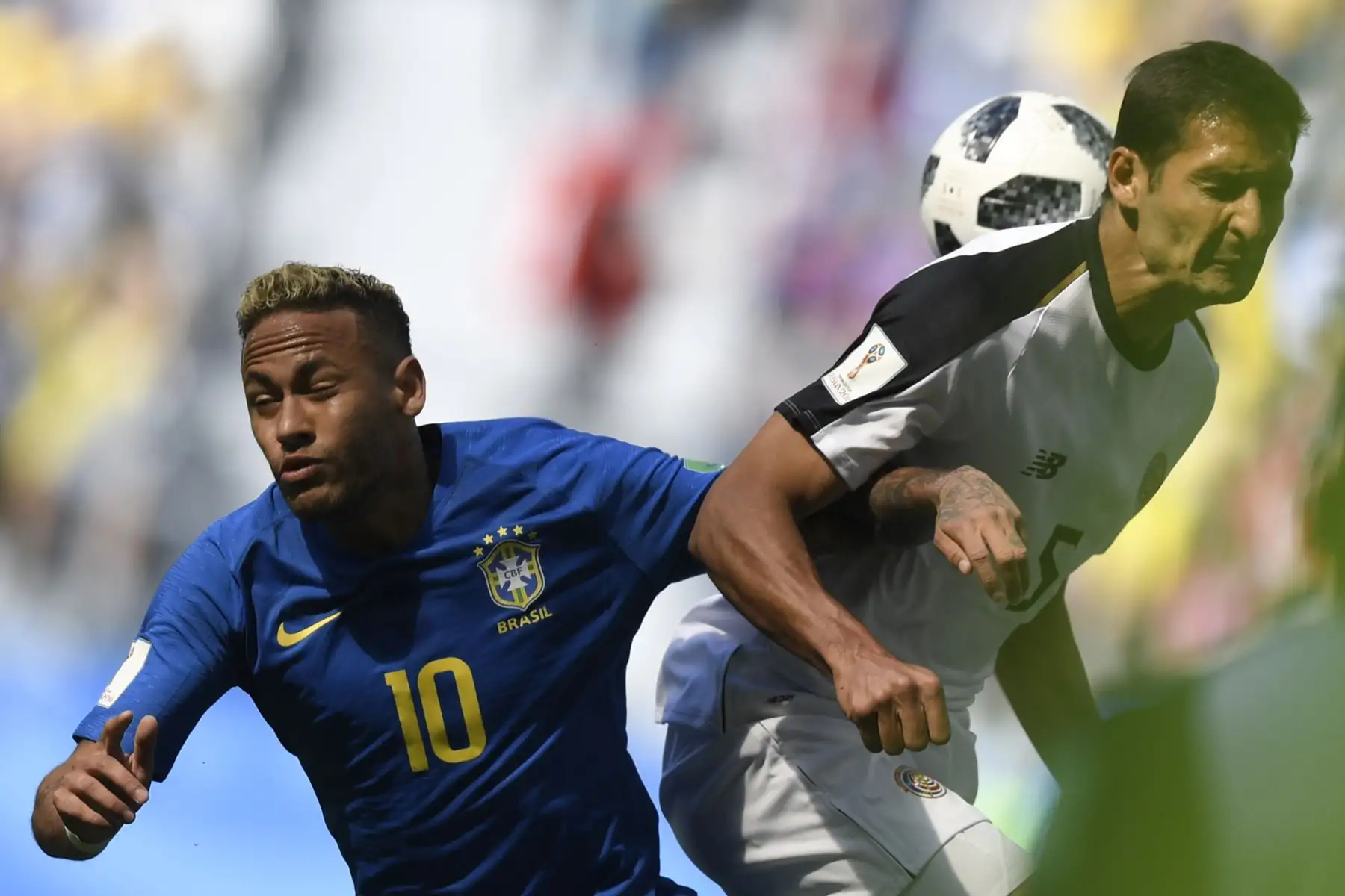 El delantero brasileño Neymar (L) compite con el centrocampista costarricense Celso Borges durante el partido de fútbol del Grupo E de la Copa Mundial Rusia 2018 entre Brasil y Costa Rica en el estadio San Petersburgo de San Petersburgo el 22 de junio de 2018. / AFP