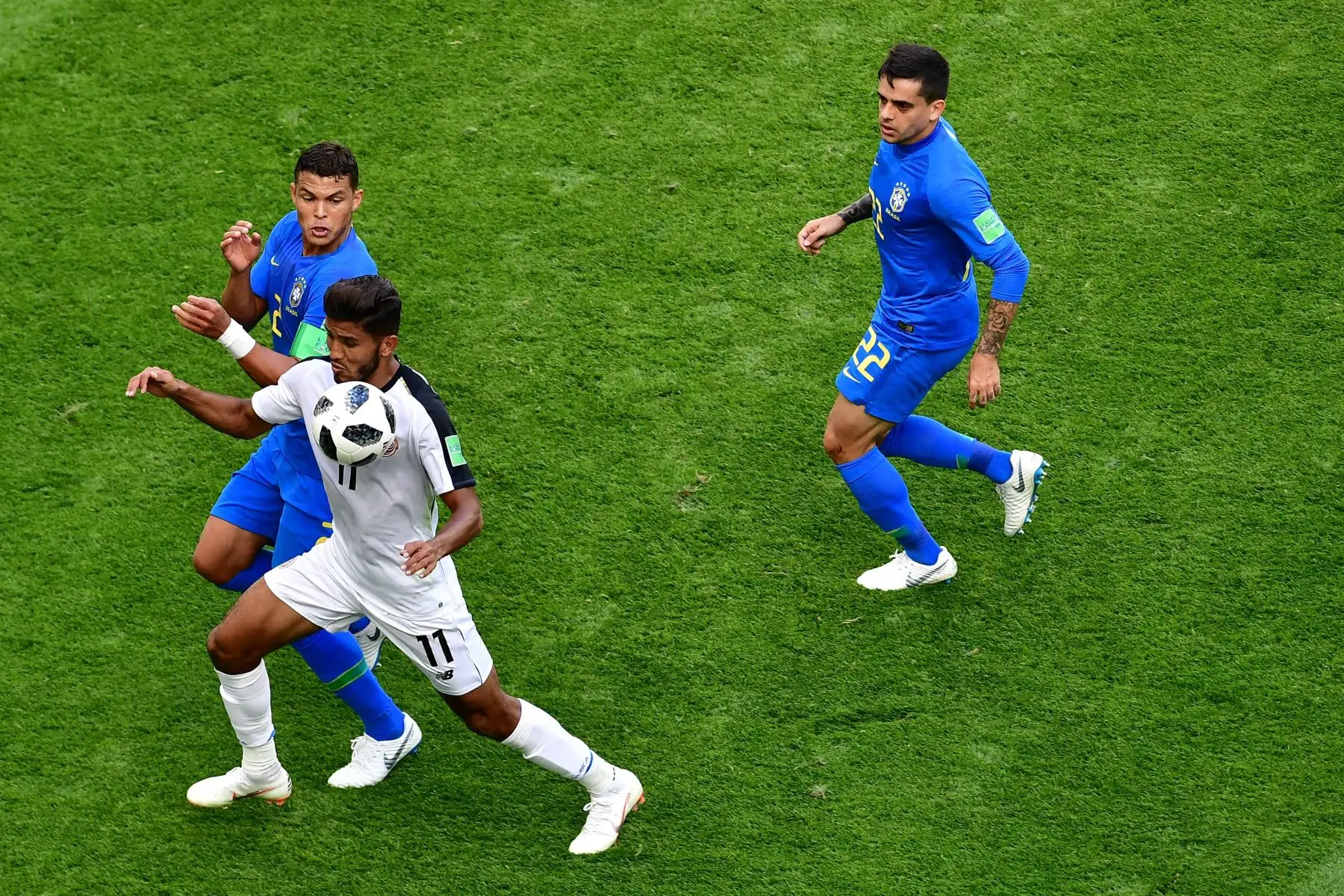 El defensa brasileño Thiago Silva (L) compite con el delantero de Costa Rica Johan Venegas (C) durante el partido de fútbol del Grupo E de la Copa Mundial Rusia 2018 entre Brasil y Costa Rica en el Estadio San Petersburgo de San Petersburgo el 22 de junio de 2018. / AFP