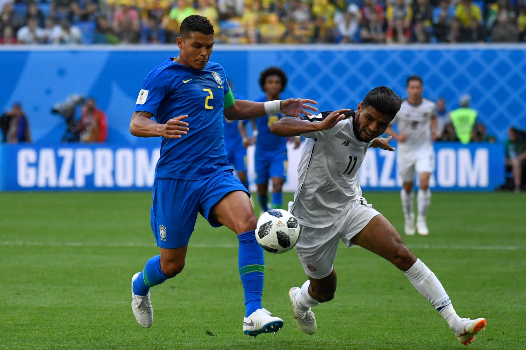 El delantero de Costa Rica Johan Venegas (R) está marcado por el defensor brasileño Thiago Silva durante el partido de fútbol del Grupo E de la Copa Mundial Rusia 2018 entre Brasil y Costa Rica en el estadio San Petersburgo el 22 de junio de 2018. / AFP