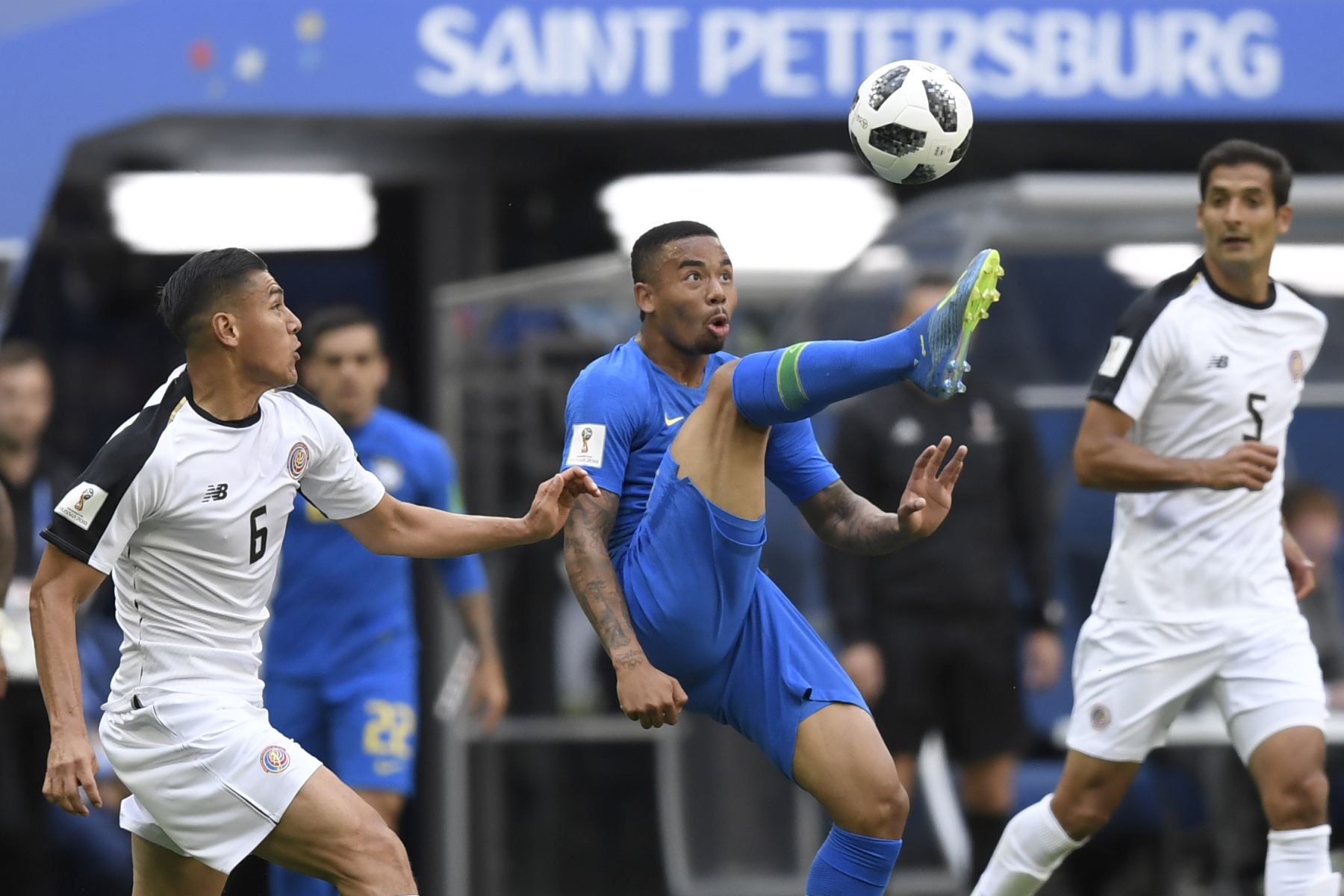 El delantero brasileño Gabriel Jesus (C) patea el balón durante el partido de fútbol del Grupo E de la Copa Mundial Rusia 2018 entre Brasil y Costa Rica en el estadio de San Petersburgo el 22 de junio de 2018. / AFP