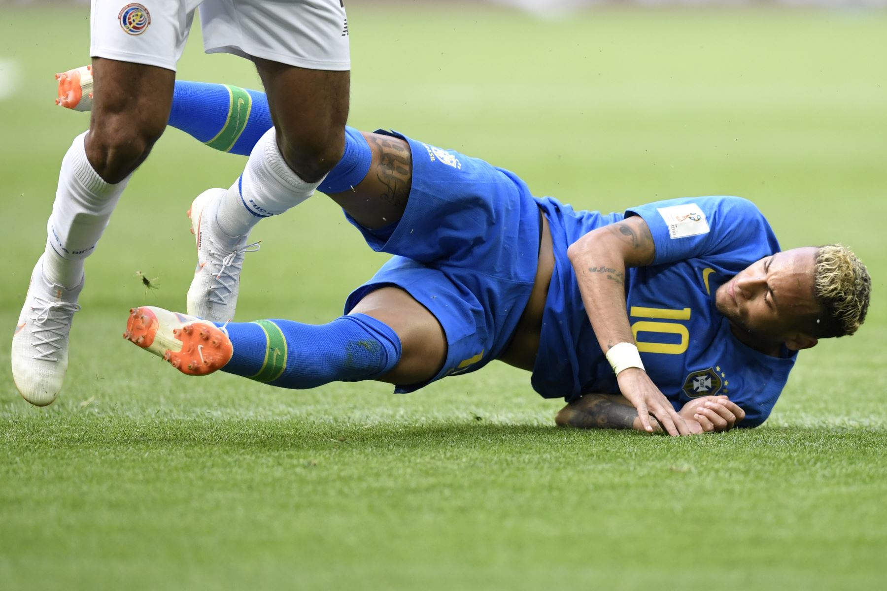 El alero Neymar de Brasil cae en el campo durante el partido de fútbol de la Copa del Mundo Rusia 2018 Grupo E entre Brasil y Costa Rica en el Estadio de San Petersburgo en San Petersburgo el 22 de junio de 2018. / AFP