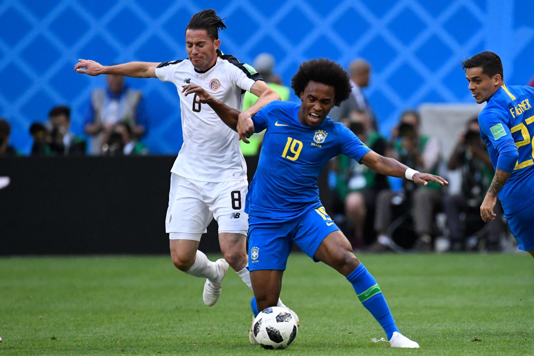 El defensor de Costa Rica Bryan Oviedo (L) marca el delantero brasileño Willian (C) durante el partido de fútbol del Grupo E de la Copa Mundial Rusia 2018 entre Brasil y Costa Rica en el Estadio de San Petersburgo el 22 de junio de 2018. / AFP