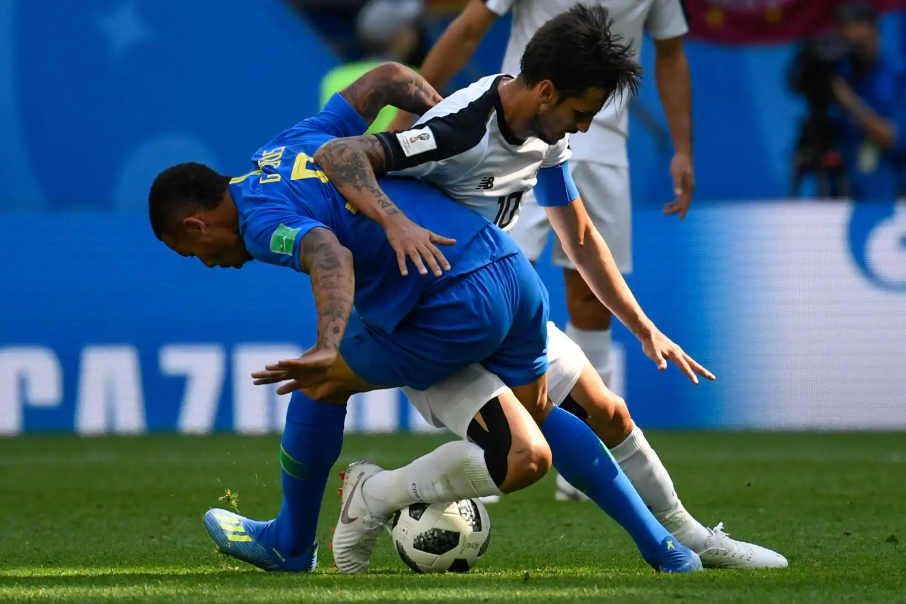 El delantero brasileño Gabriel Jesus (L) compite por el balón con el centrocampista costarricense Bryan Ruiz durante el partido de fútbol del Grupo E de la Copa Mundial Rusia 2018 entre Brasil y Costa Rica en el estadio San Petersburgo de San Petersburgo el 22 de junio de 2018. / AFP