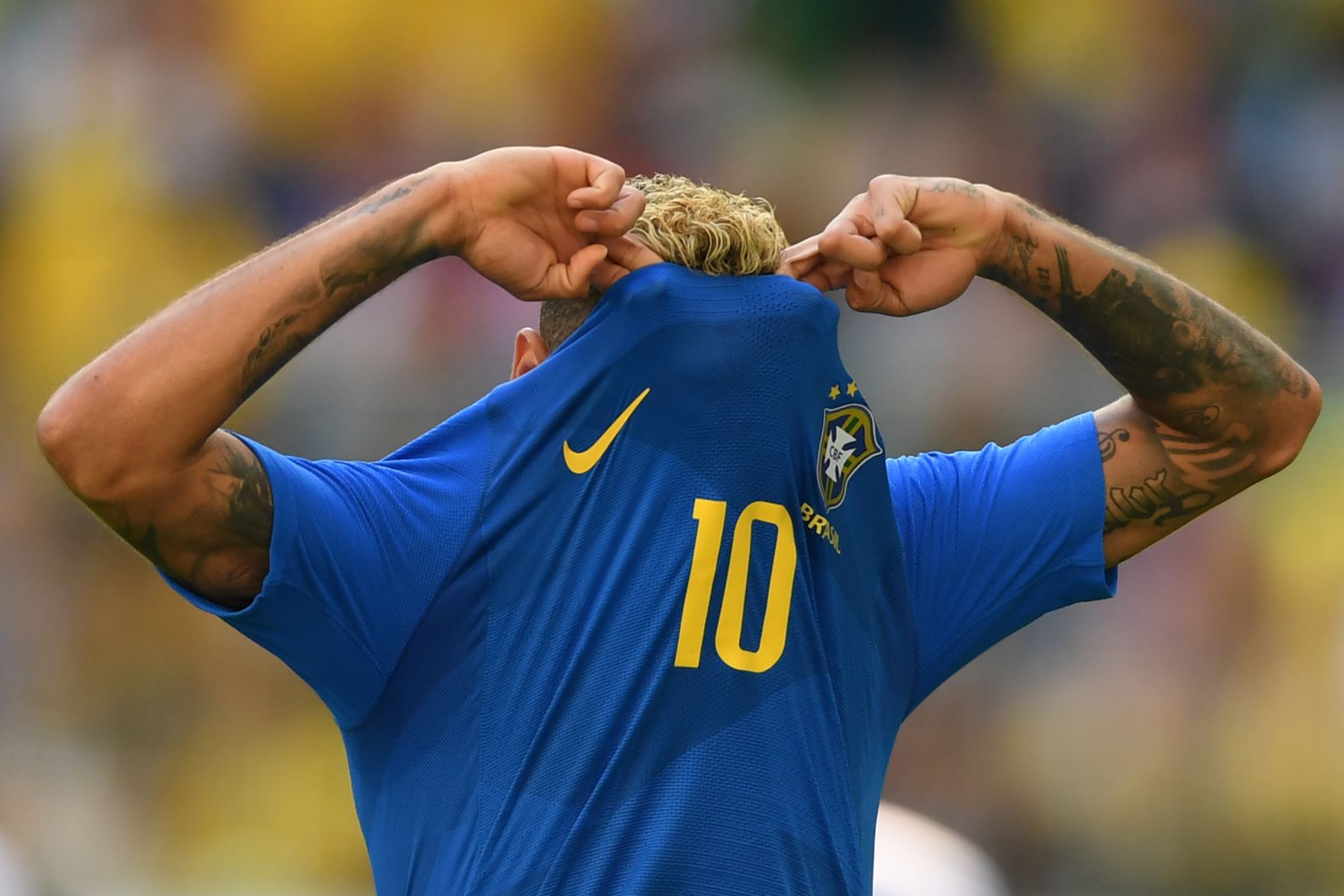 El delantero Neymar de Brasil reacciona a un lanzamiento errado durante el partido de fútbol del Grupo E de la Copa Mundial Rusia 2018 entre Brasil y Costa Rica en el Estadio de San Petersburgo en San Petersburgo el 22 de junio de 2018.
 / AFP