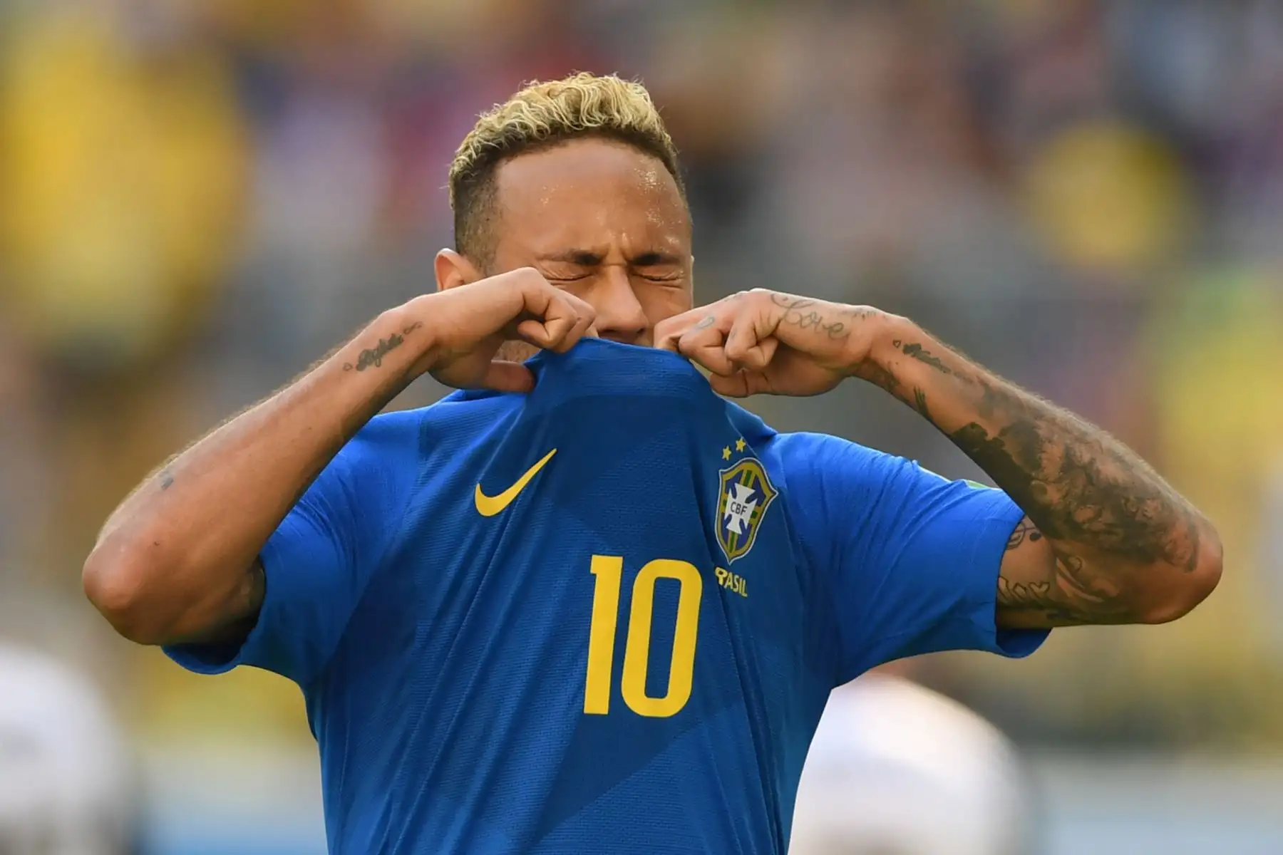El delantero Neymar de Brasil reacciona a un lanzamiento errado durante el partido de fútbol del Grupo E de la Copa Mundial Rusia 2018 entre Brasil y Costa Rica en el Estadio de San Petersburgo en San Petersburgo el 22 de junio de 2018.
 / AFP