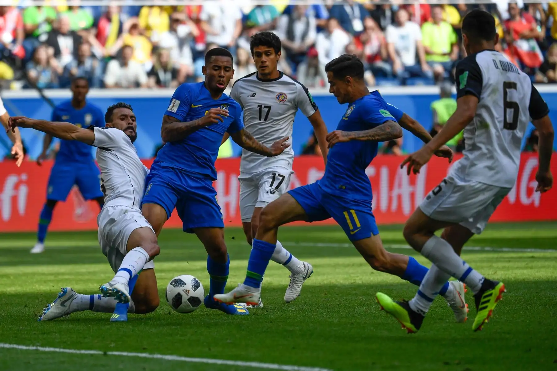 El delantero brasileño Philippe Coutinho (2 ° R) tira para anotar durante el partido de fútbol del Grupo E de la Copa Mundial Rusia 2018 entre Brasil y Costa Rica en el Estadio de San Petersburgo en San Petersburgo el 22 de junio de 2018. / AFP