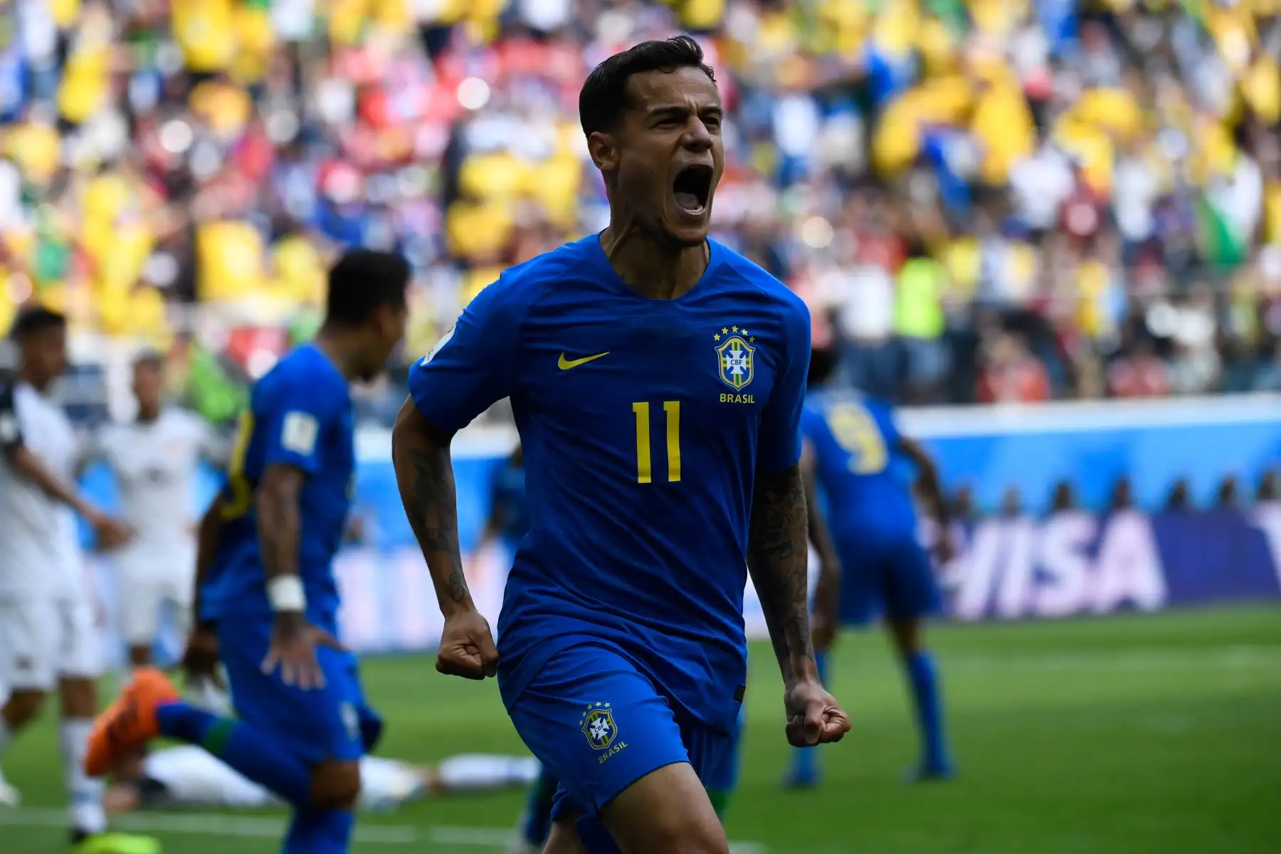 El delantero brasileño Philippe Coutinho (2 ° R) tira para anotar durante el partido de fútbol del Grupo E de la Copa Mundial Rusia 2018 entre Brasil y Costa Rica en el Estadio de San Petersburgo en San Petersburgo el 22 de junio de 2018. / AFP