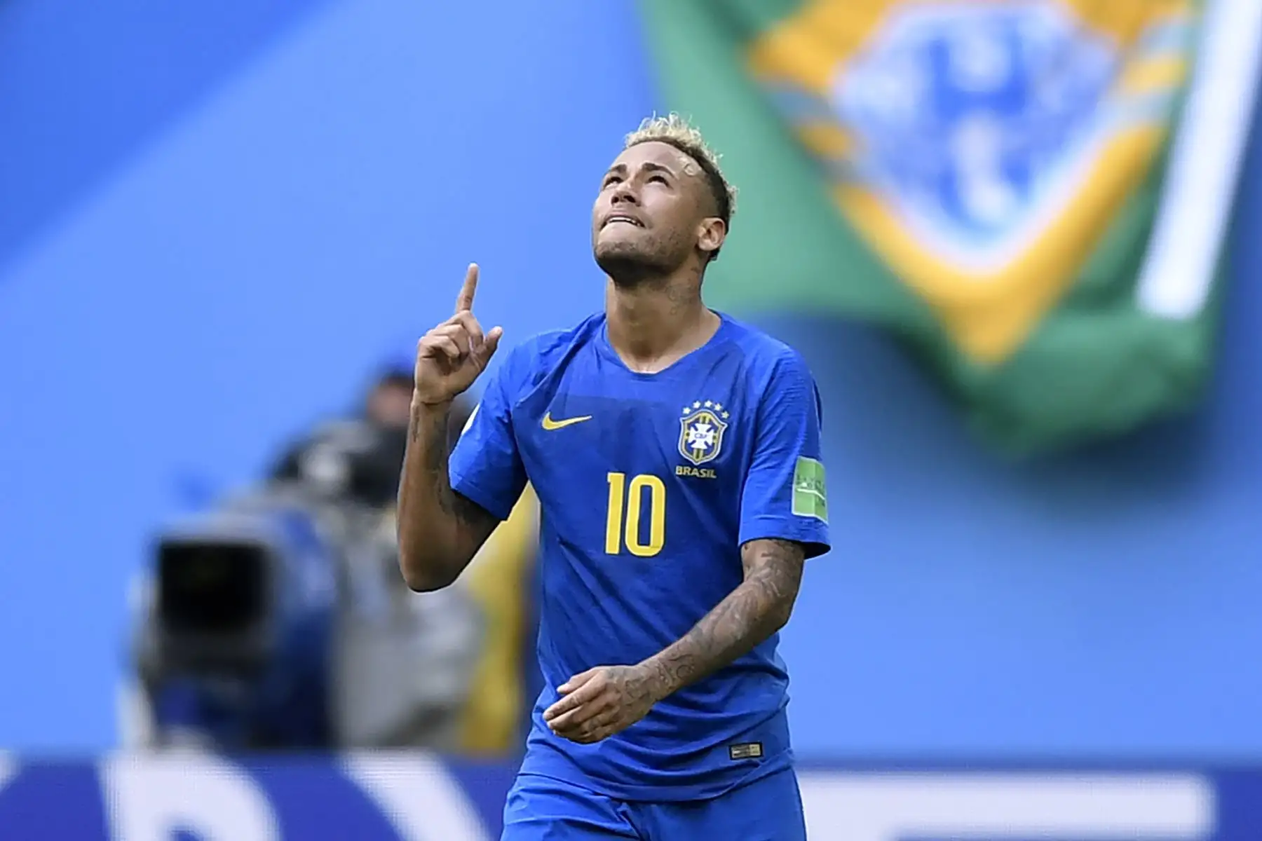 El delantero brasileño Philippe Coutinho (L) felicita al delantero brasileño Neymar (R) por su gol durante el partido de fútbol del Grupo E de la Copa Mundial Rusia 2018 entre Brasil y Costa Rica en el Estadio San Petersburgo de San Petersburgo el 22 de junio de 2018.
 AFP