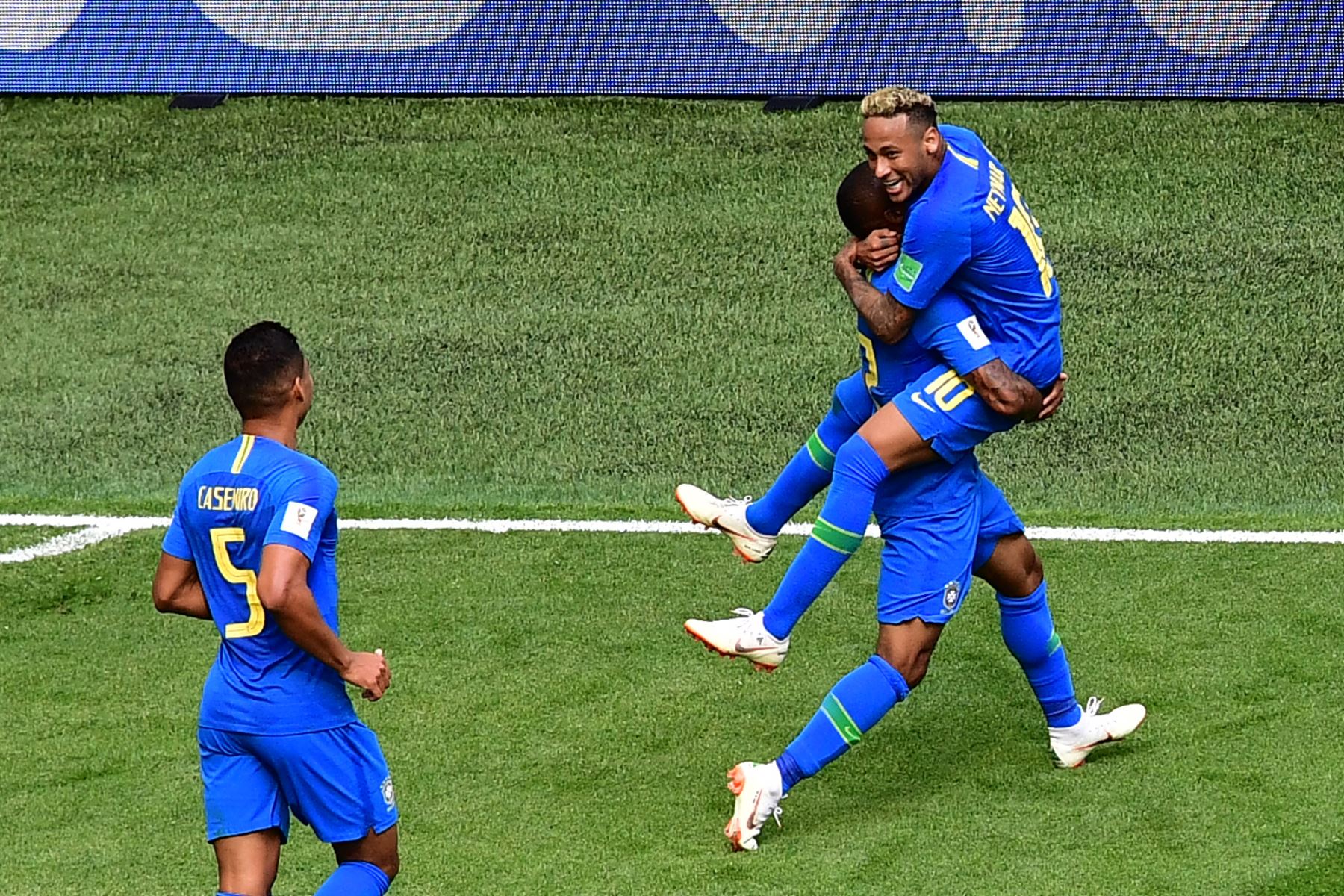 El delantero brasileño Neymar (R) es felicitado por sus compañeros después de anotar el segundo gol durante el partido de fútbol del Grupo E de la Copa Mundial Rusia 2018 entre Brasil y Costa Rica en el Estadio de San Petersburgo el 22 de junio de 2018. / AFP