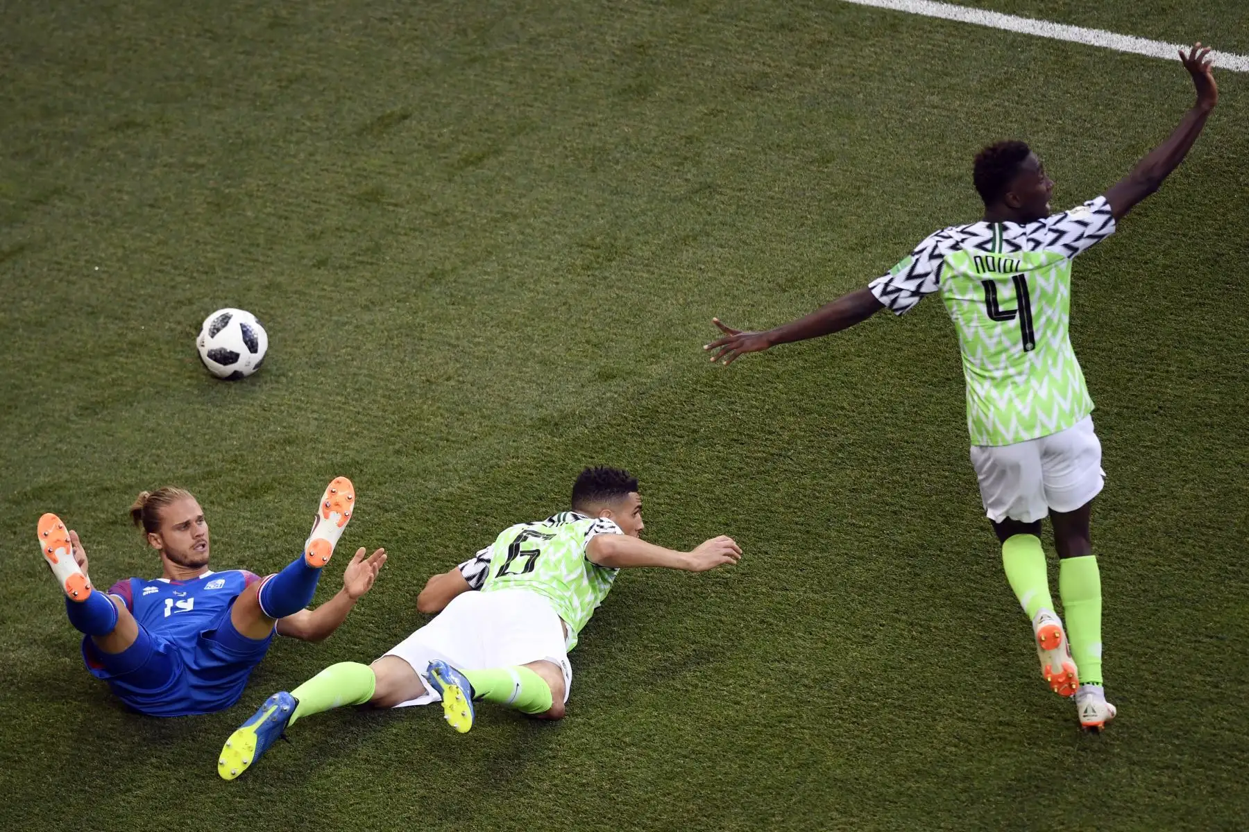 El mediocampista nigeriano Onyinye Ndidi (R) reacciona ante el defensa de Nigeria Leon Balogun ante el centrocampista islandés Rurik Gislason (L) durante el partido de fútbol del Grupo D de la Copa Mundial Rusia 2018 entre Nigeria e Islandia en el Volgograd Arena de Volgogrado el 22 de junio de 2018. / AFP