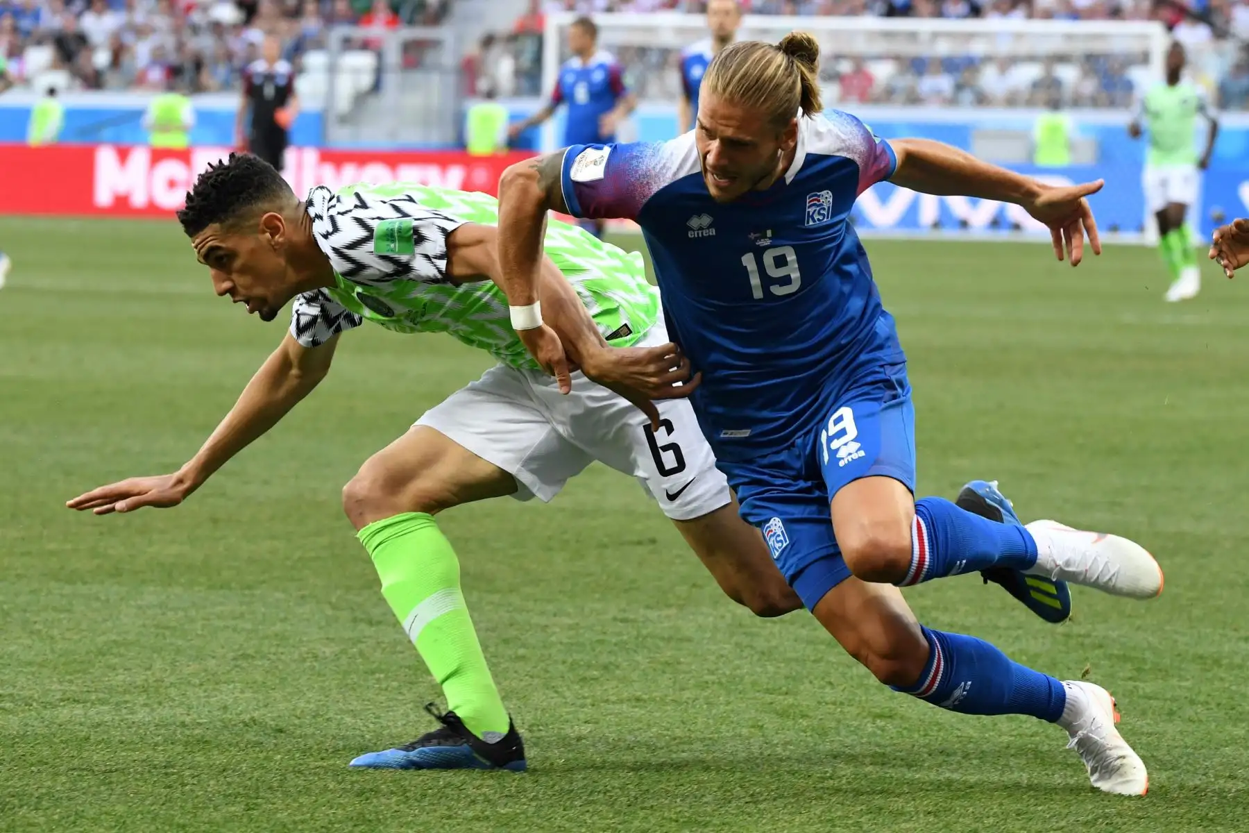 El defensor de Nigeria Leon Balogun (L) compite con el centrocampista islandés Rurik Gislason durante el partido de fútbol del Grupo D de la Copa Mundial Rusia 2018 entre Nigeria e Islandia en el Volgograd Arena de Volgogrado el 22 de junio de 2018. / AFP