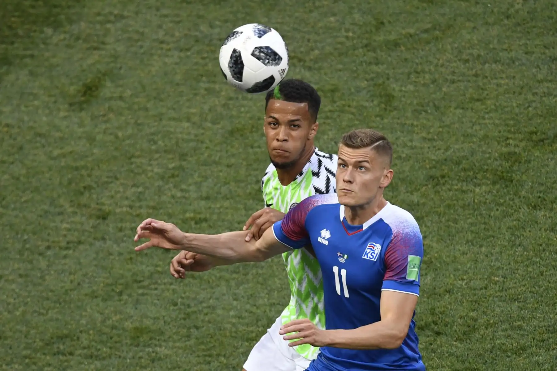El alero de Islandia Alfred Finnbogason reta al defensa de Nigeria William Troost-Ekong (espalda) durante el partido de fútbol del Grupo D de la Copa Mundial Rusia 2018 entre Nigeria e Islandia en el Volgograd Arena de Volgogrado el 22 de junio de 2018. / AF