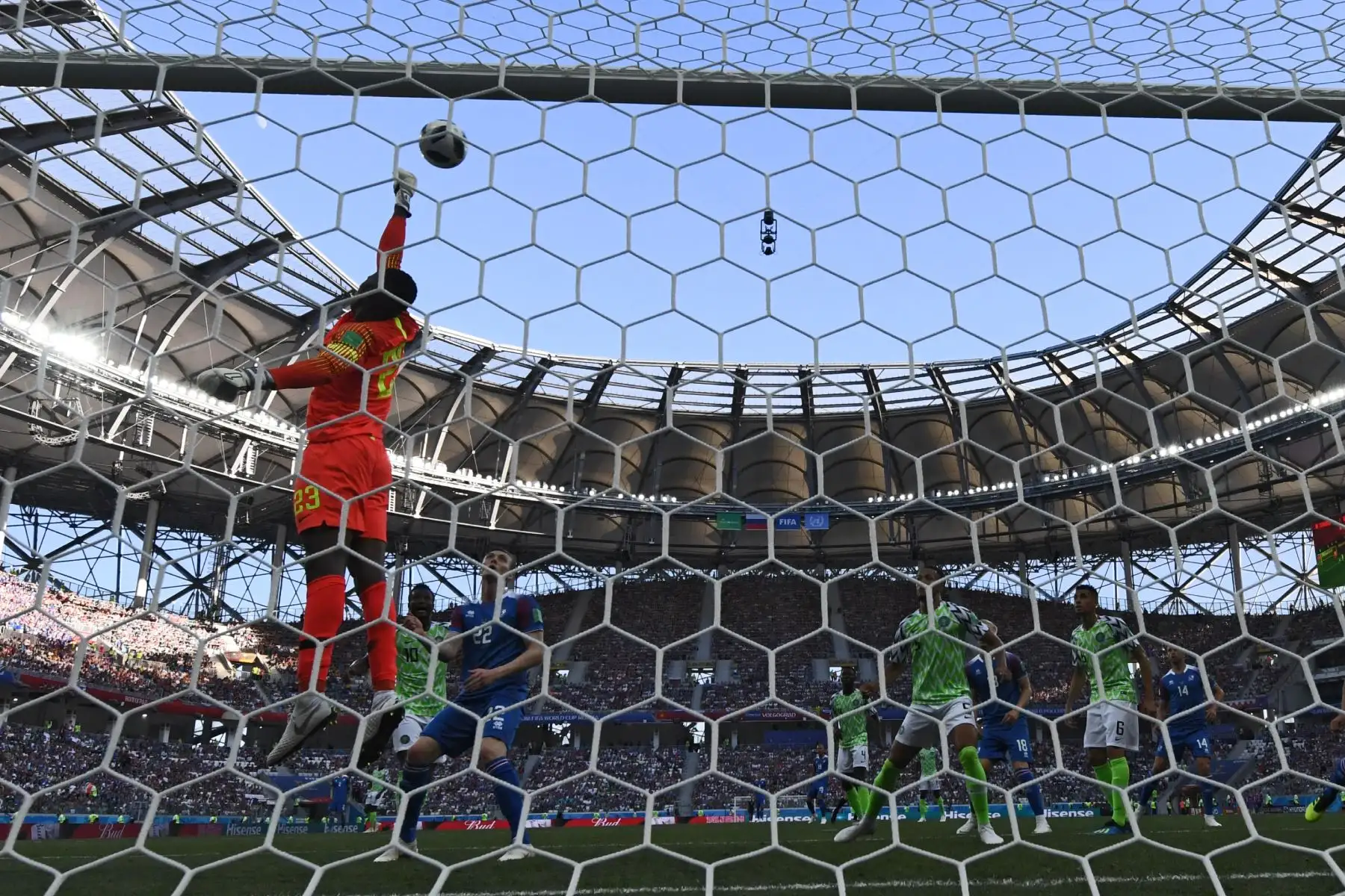 El arquero de Nigeria, Francis Uzoho, despeja el balón durante el partido de fútbol del Grupo D de la Copa Mundial Rusia 2018 entre Nigeria e Islandia en el Volgograd Arena de Volgogrado el 22 de junio de 2018. / AFP