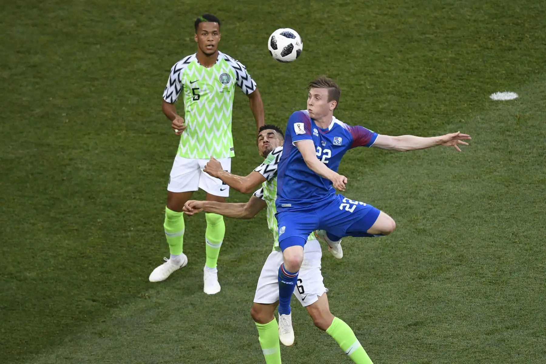El alero de Islandia Jon Bodvarsson (R) desafía al defensa de Nigeria Leon Balogun (C) junto al defensor de Nigeria William Troost-Ekong (L) durante el partido de fútbol del Grupo D de la Copa Mundial Rusia 2018 entre Nigeria e Islandia en el Volgograd Arena de Volgogrado el 22 de junio. 2018. / AFP