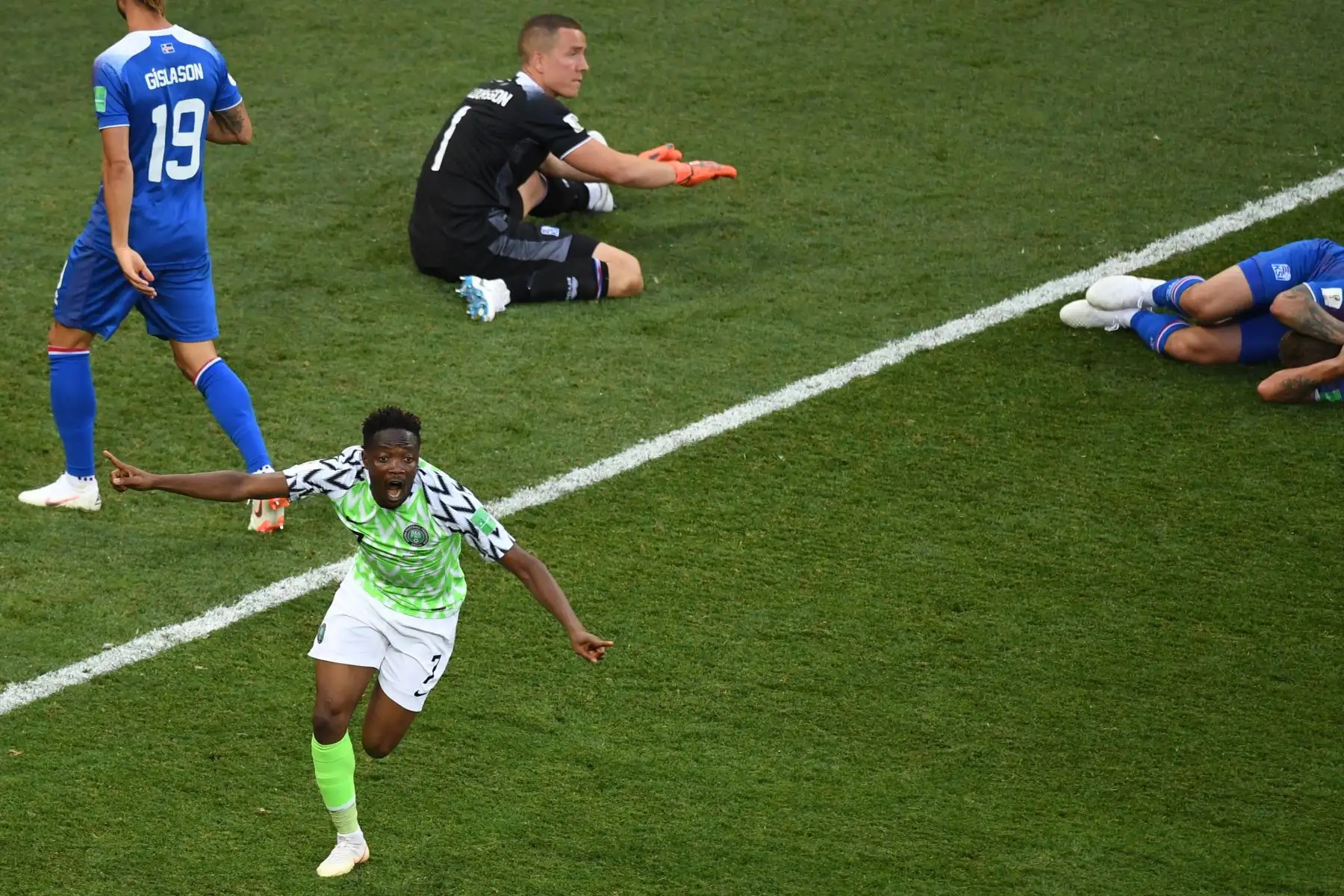 El delantero de Nigeria Ahmed Musa celebra después de anotar un gol durante el partido de fútbol del Grupo D de la Copa Mundial Rusia 2018 entre Nigeria e Islandia en el Volgograd Arena de Volgogrado el 22 de junio de 2018. / AFP