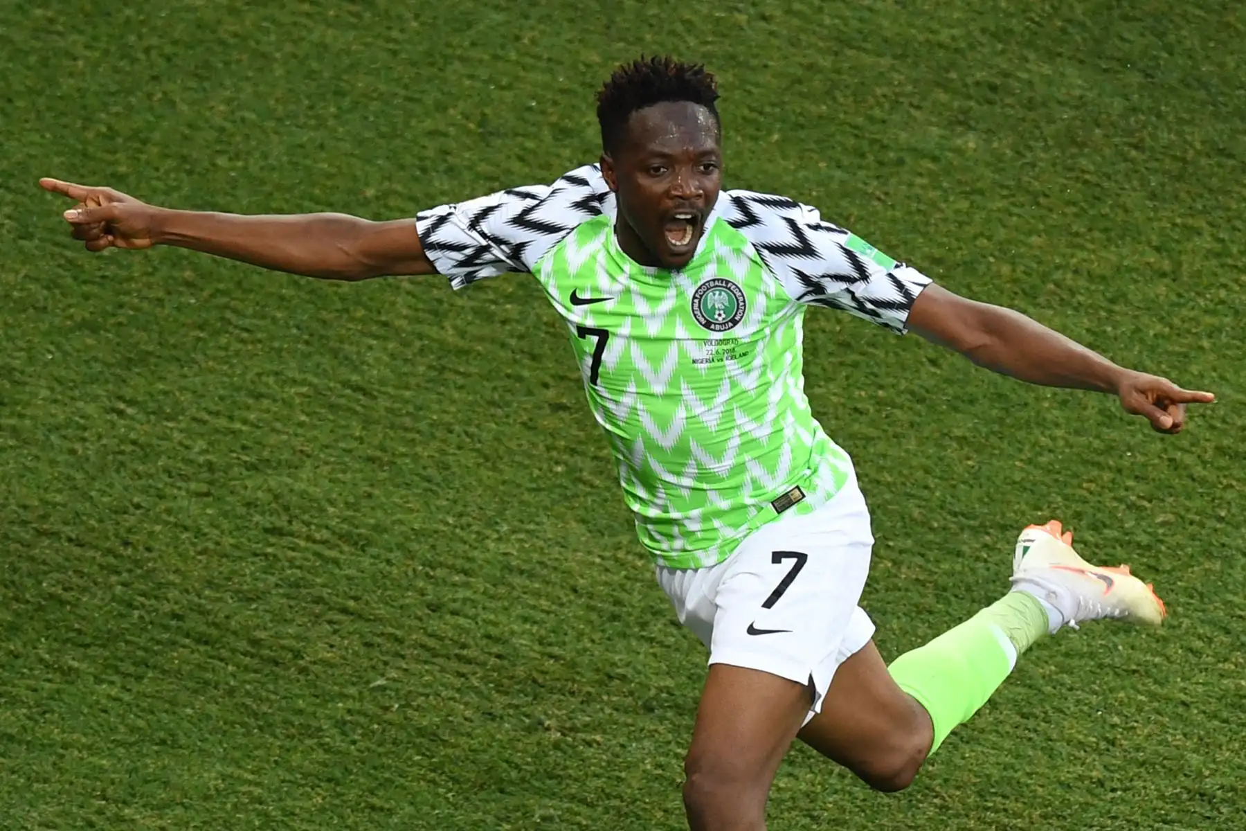 El delantero de Nigeria Ahmed Musa celebra después de anotar un gol durante el partido de fútbol del Grupo D de la Copa Mundial Rusia 2018 entre Nigeria e Islandia en el Volgograd Arena de Volgogrado el 22 de junio de 2018. / AFP