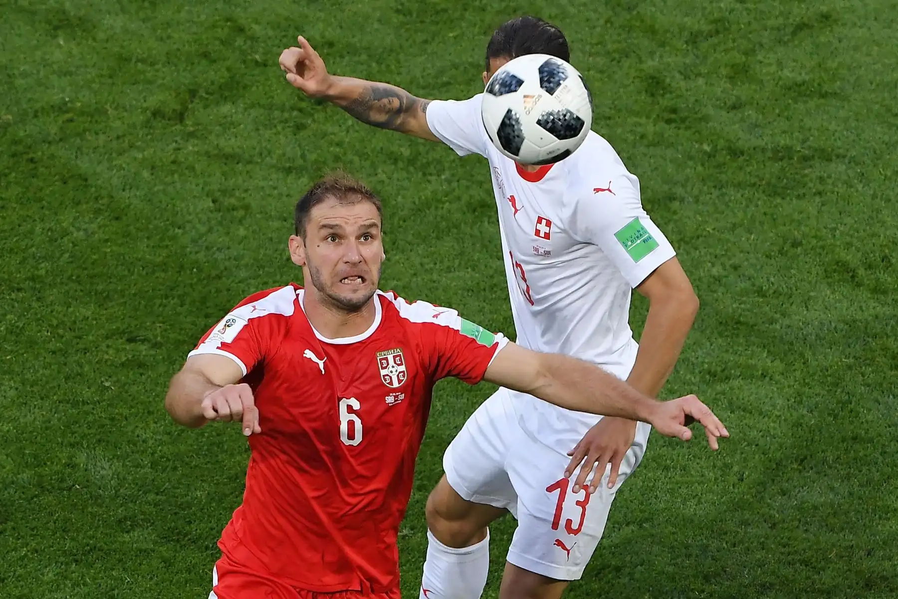 El defensor serbio Branislav Ivanovic (L) compite por el balón con el defensor suizo Ricardo Rodríguez durante el partido de fútbol del Grupo E de la Copa Mundial Rusia 2018 entre Serbia y Suiza en el Estadio de Kaliningrado en Kaliningrado el 22 de junio de 2018. / AFP