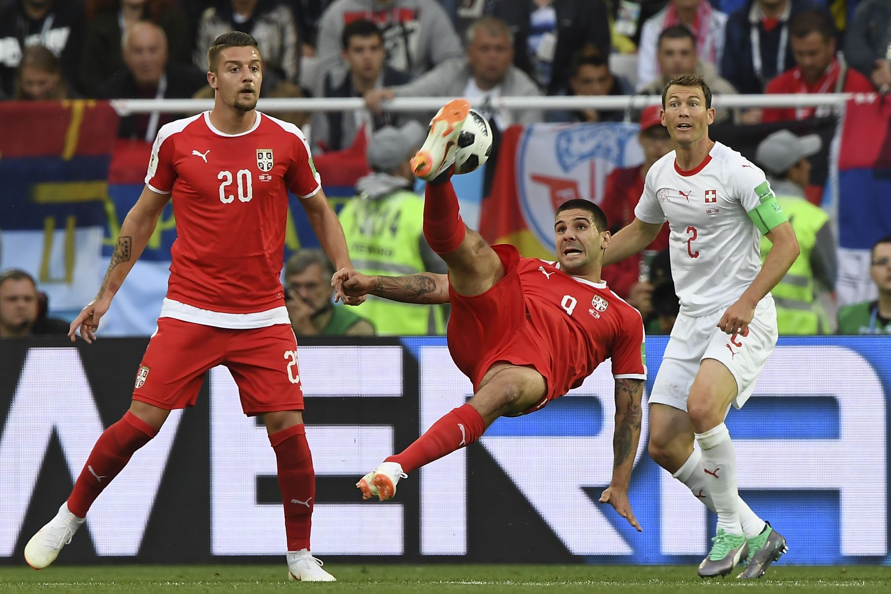 El alero serbio Aleksandar Mitrovic (C) golpea el balón durante su partido de fútbol del Grupo E de la Copa Mundial Rusia 2018 entre Serbia y Suiza en el Estadio de Kaliningrado en Kaliningrado el 22 de junio de 2018. / AFP