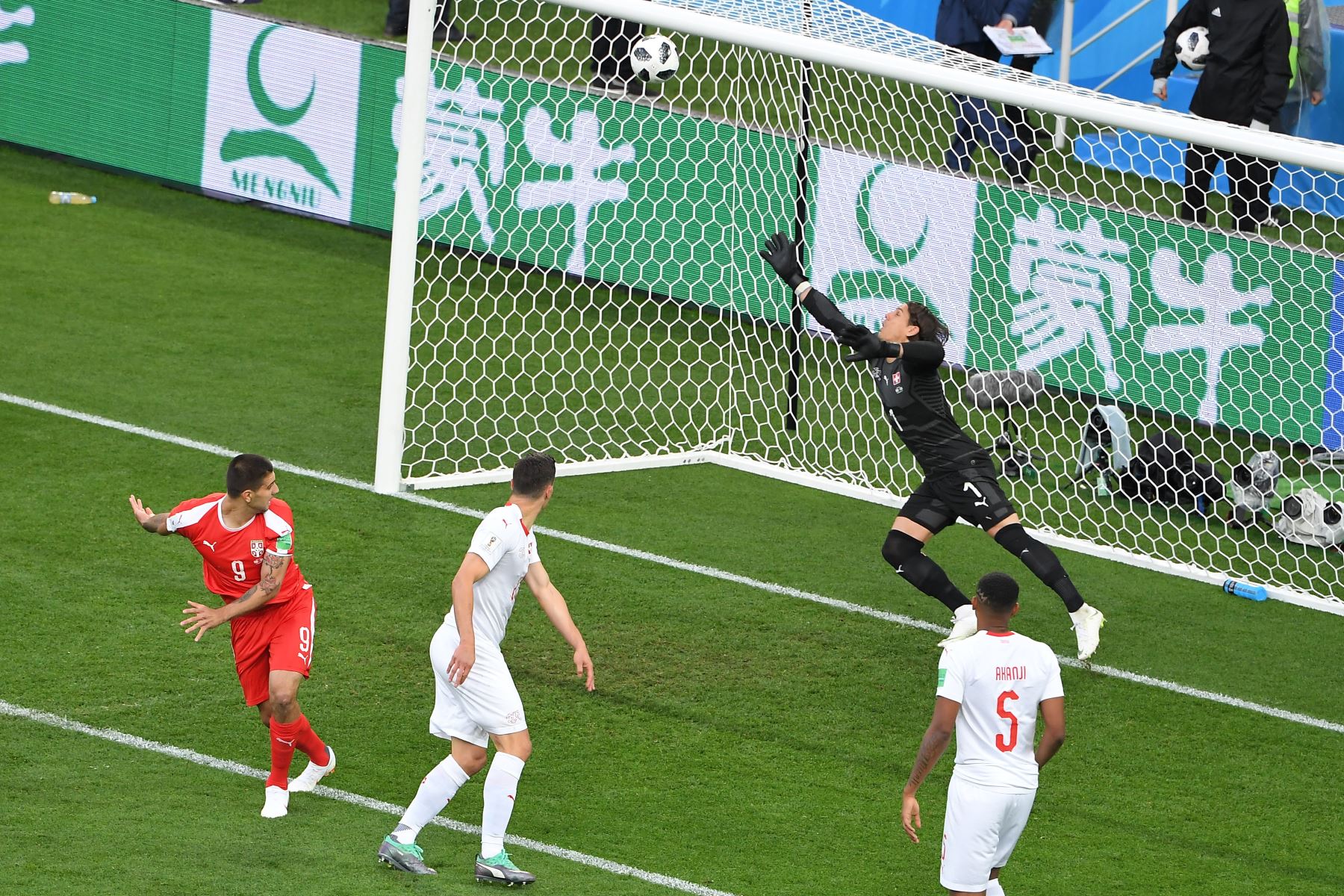 El alero serbio Aleksandar Mitrovic (L) anota el gol de apertura durante el partido de fútbol del Grupo E de la Copa Mundial Rusia 2018 entre Serbia y Suiza en el Estadio de Kaliningrado en Kaliningrado el 22 de junio de 2018. / AFP