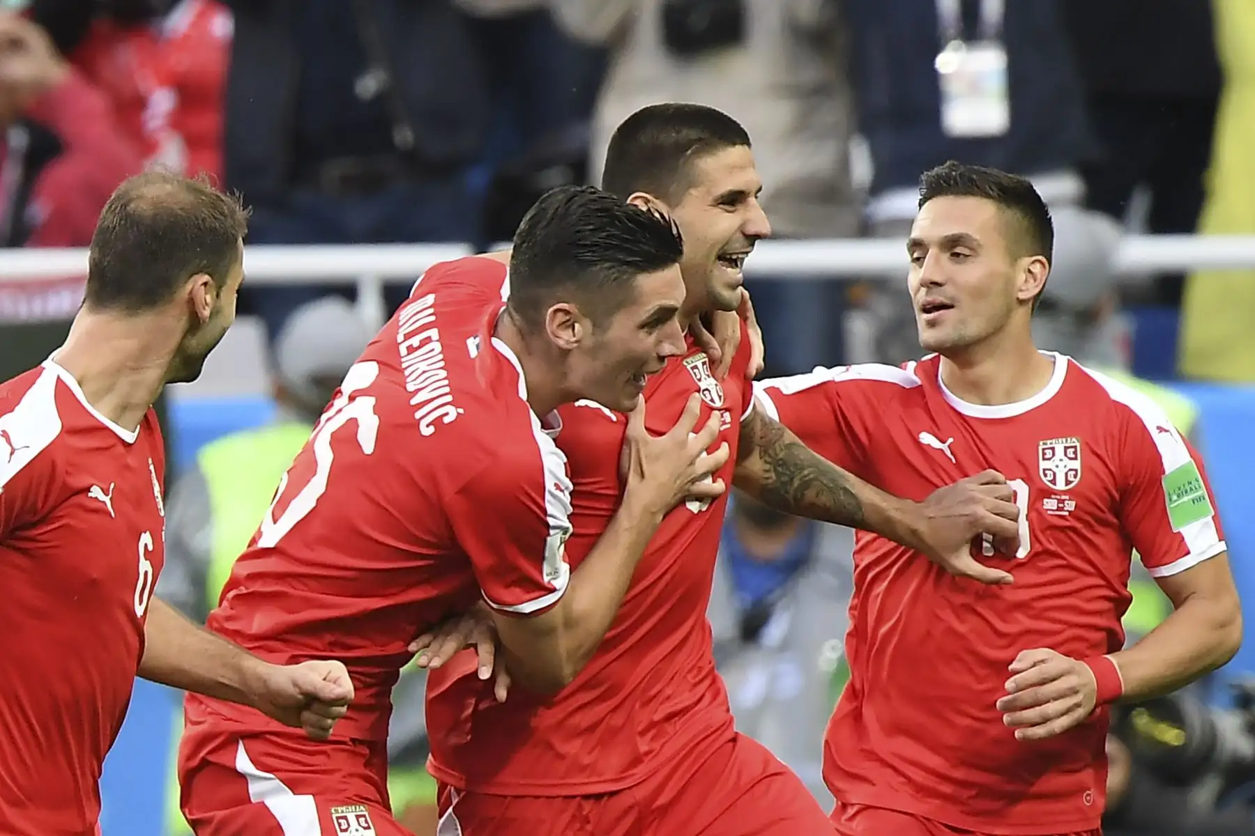 El alero serbio Aleksandar Mitrovic (2da R) es felicitado por sus compañeros luego de anotar durante su partido de fútbol del Grupo E de la Copa Mundial Rusia 2018 entre Serbia y Suiza en el Estadio de Kaliningrado en Kaliningrado el 22 de junio de 2018. / AFP