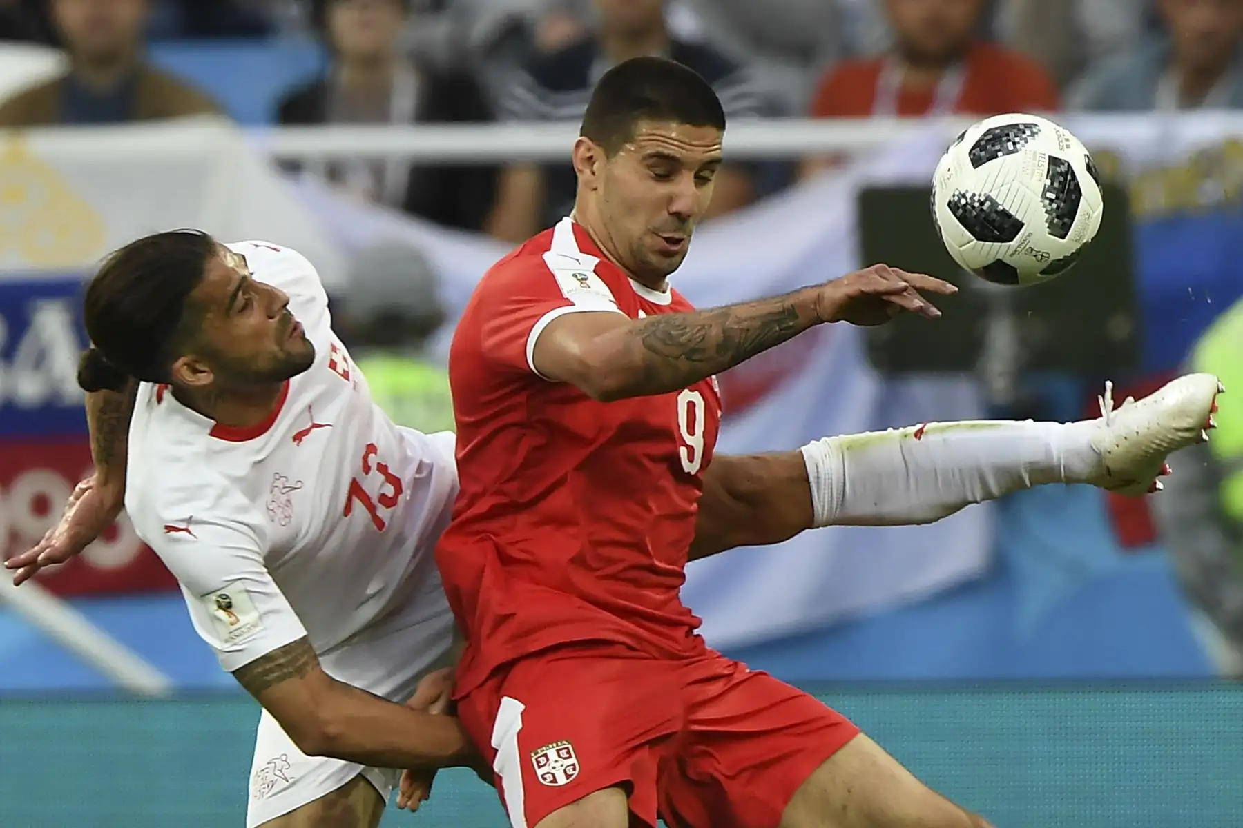 El defensor suizo Ricardo Rodriguez (L) y el alero serbio Aleksandar Mitrovic luchan por el balón durante su partido de fútbol del Grupo E de la Copa Mundial Rusia 2018 entre Serbia y Suiza en el Kaliningrado Stadium en Kaliningrado el 22 de junio de 2018. / AFP