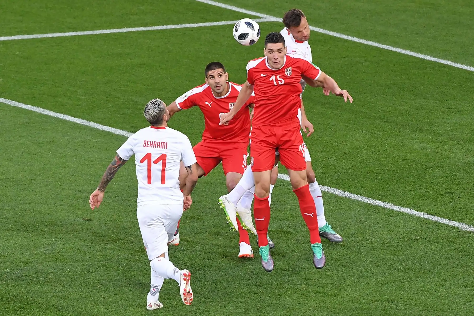 El defensor serbio Nikola Milenkovic (R) compite por el balón con el centrocampista suizo Valon Behrami (L) durante el partido de fútbol del Grupo E de la Copa Mundial Rusia 2018 entre Serbia y Suiza en el Estadio Kaliningrado en Kaliningrado el 22 de junio de 2018. / AFP