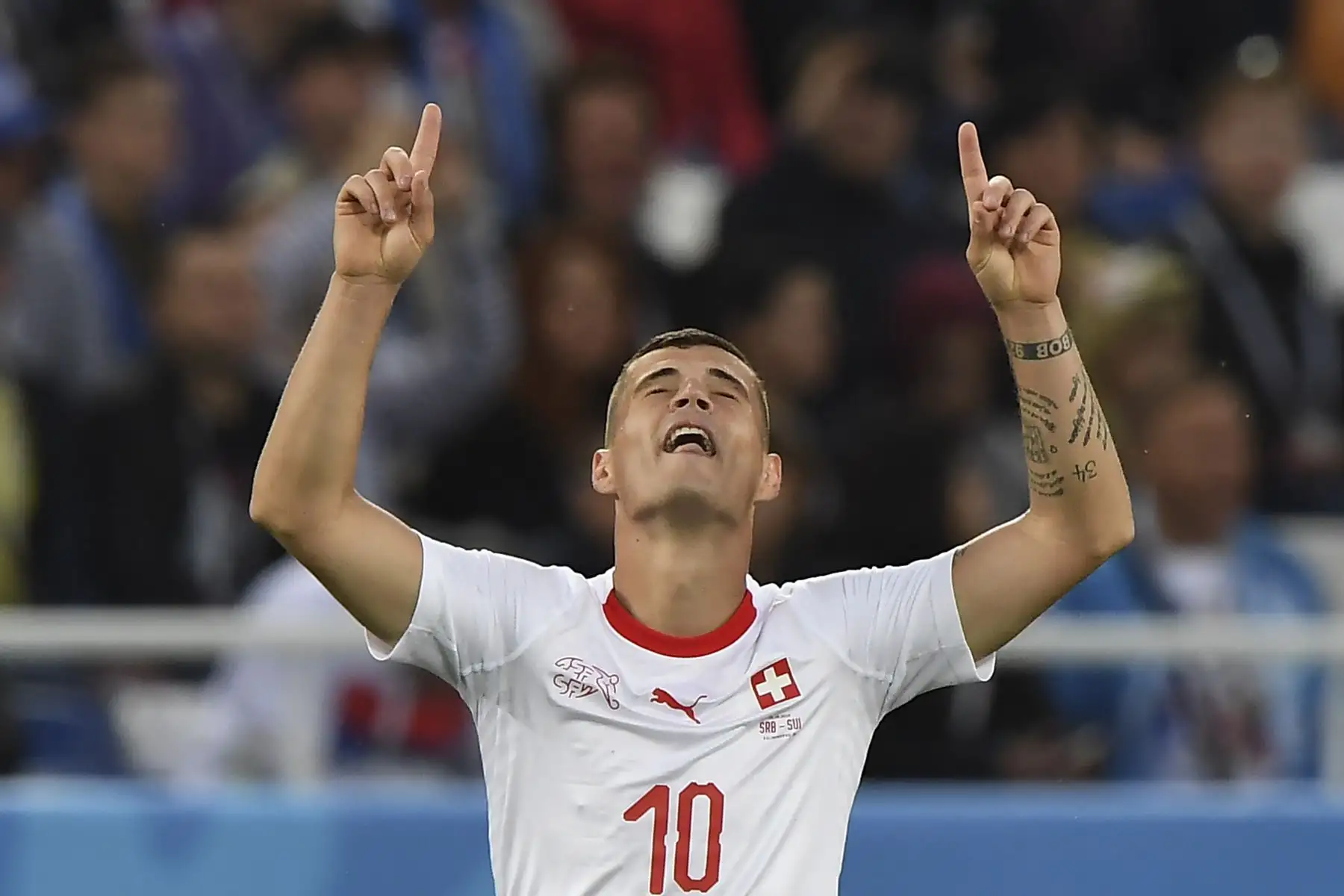 El mediocampista suizo Granit Xhaka celebra su anotación durante su partido de fútbol del Grupo E de la Copa del Mundo Rusia 2018 entre el Estadio de Kaliningrado en Kaliningrado el 22 de junio de 2018. / AFP