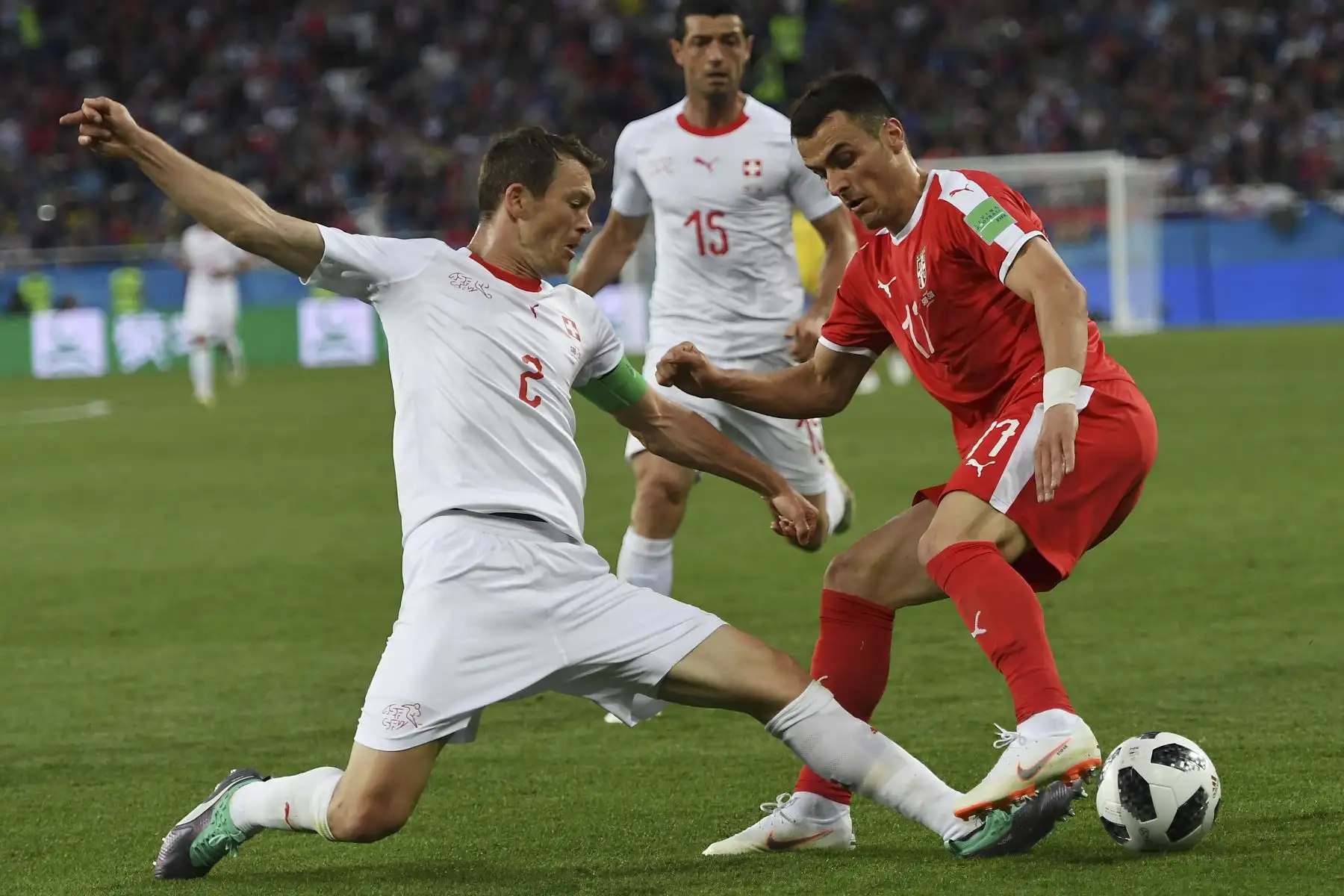 El defensor suizo Stephan Lichtsteiner (L) lucha por el balón con el delantero serbio Filip Kostic durante su partido de fútbol Rusia 2018 del Grupo E entre Serbia y Suiza en el Kaliningrado Stadium en Kaliningrado el 22 de junio de 2018. / AFP