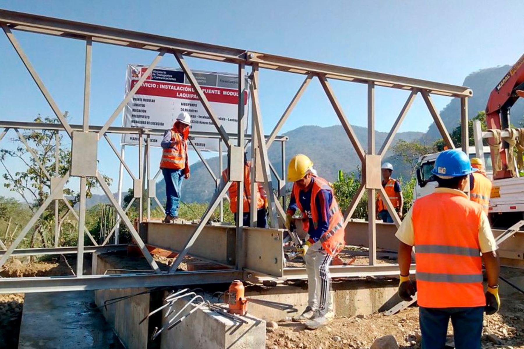 Ministerio de Transportes y Comunicaciones ejecuta trabajos de instalación de puente modular en Laquipampa, región Lambayeque. ANDINA/Difusión