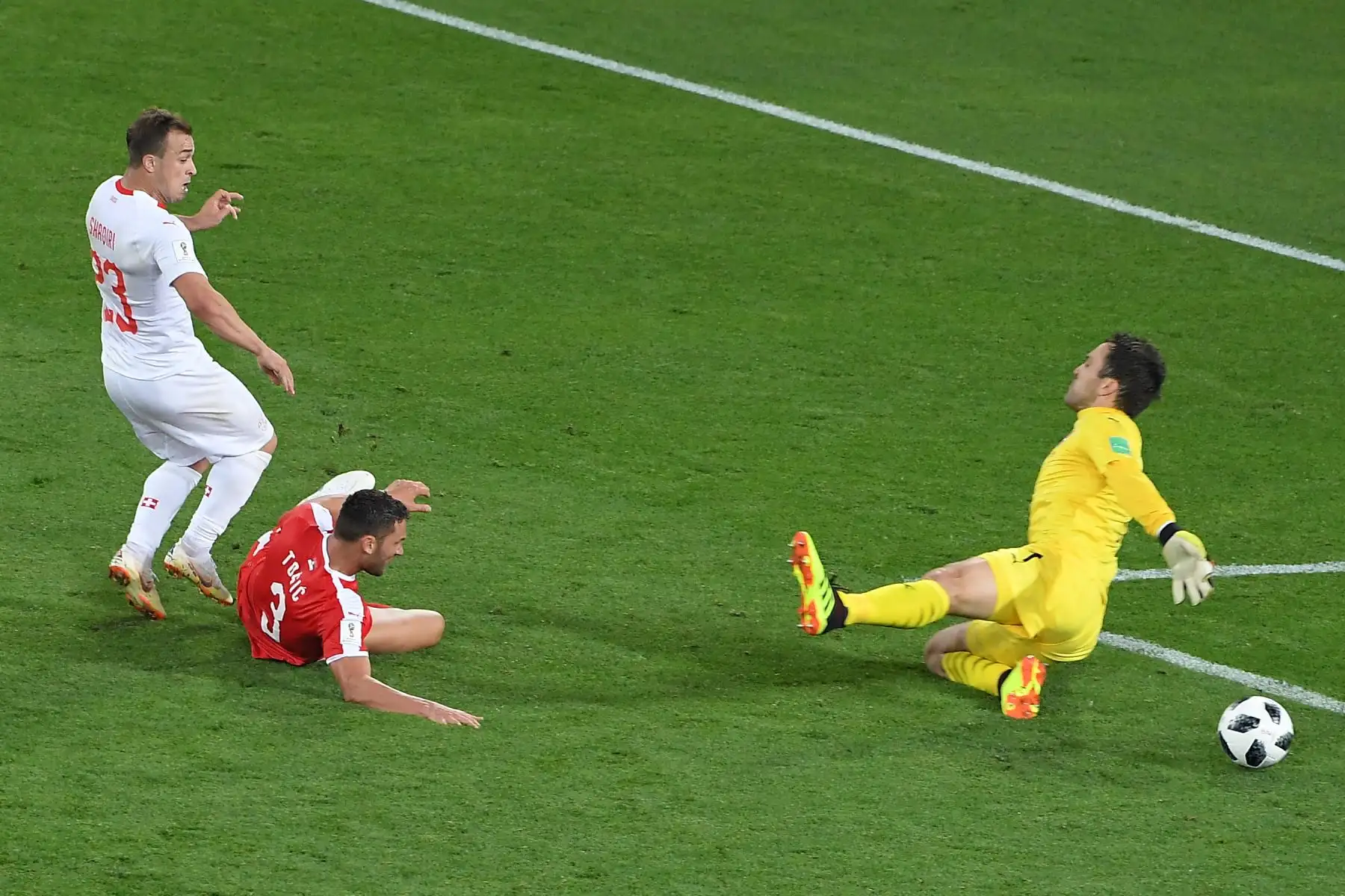 El delantero suizo Xherdan Shaqiri (L) anota el segundo gol de su equipo durante el partido de fútbol del Grupo E de la Copa Mundial Rusia 2018 entre Serbia y Suiza en el Kaliningrado Stadium en Kaliningrado el 22 de junio de 2018. / AFP