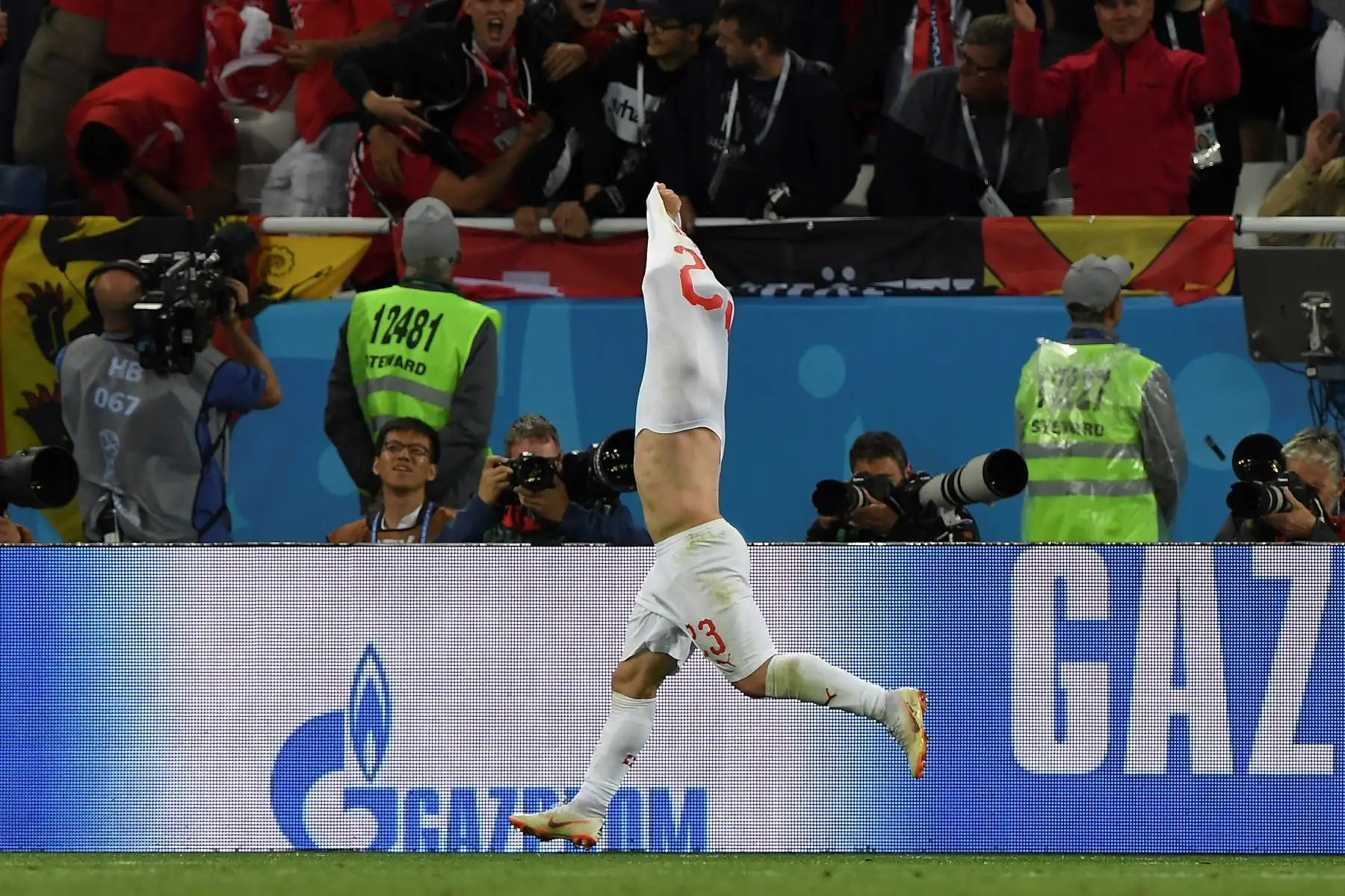 El delantero suizo Xherdan Shaqiri celebra la anotación durante su partido de fútbol del Grupo E de la Copa Mundial Rusia 2018 entre Serbia y Suiza en el Estadio de Kaliningrado en Kaliningrado el 22 de junio de 2018. / AFP