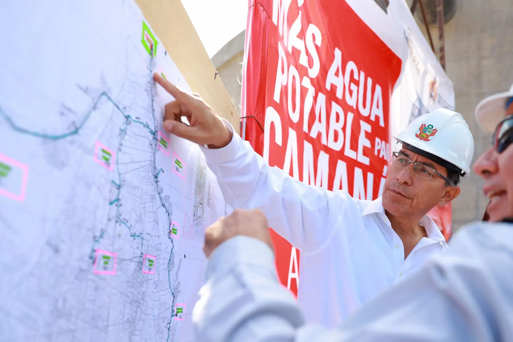Jefe de Estado Martín Vizcarra verifica avance de obras de ampliación y mejoramiento del sistema de agua potable de Camaná (Arequipa). Foto/ Prensa Presidencia