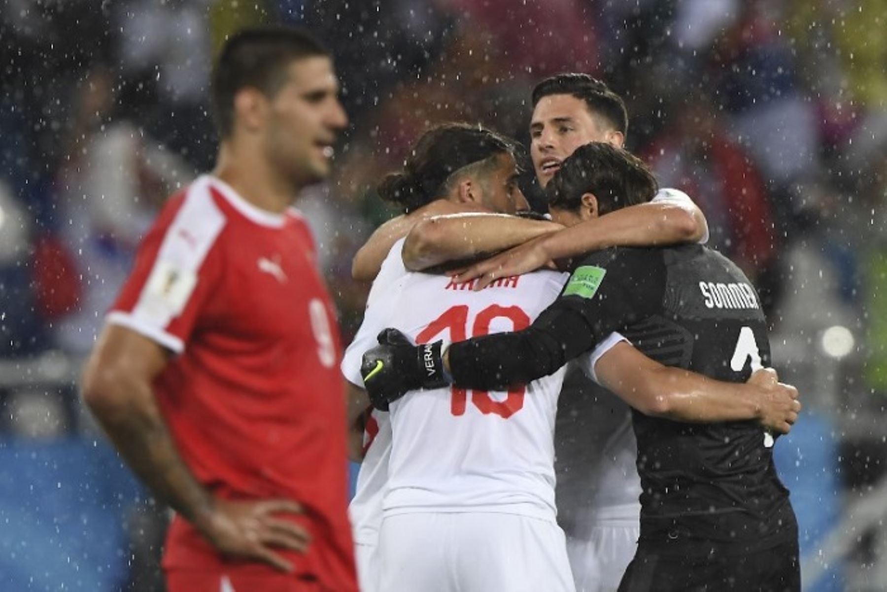 Suiza sorprende y derrota a Serbia, que comenzó ganando el partido válido por el grupo E