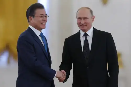 Vladimir Putin y presidente surcoreano Moon Jae-in Foto: AFP
