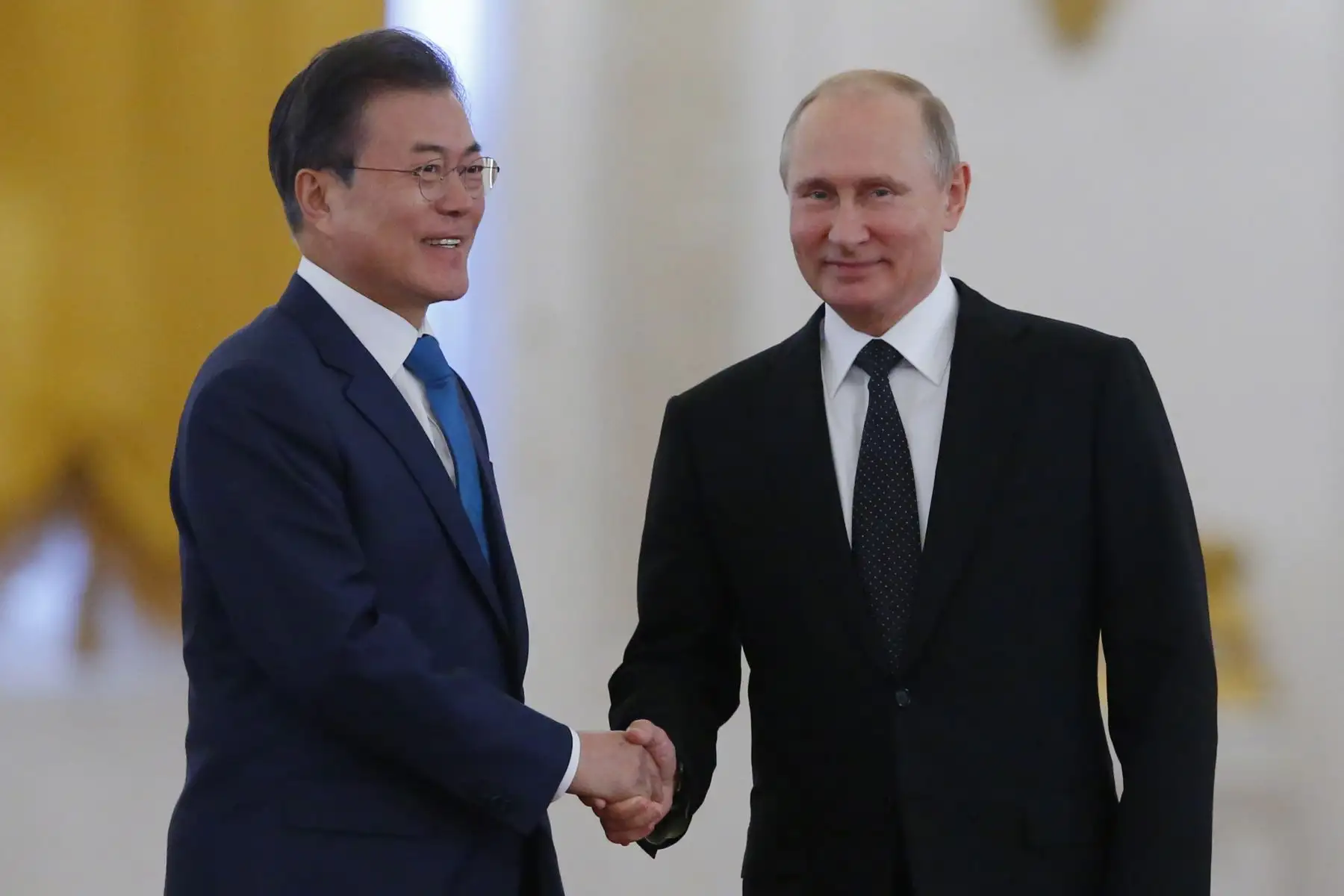 Vladimir Putin y presidente surcoreano Moon Jae-in Foto: AFP