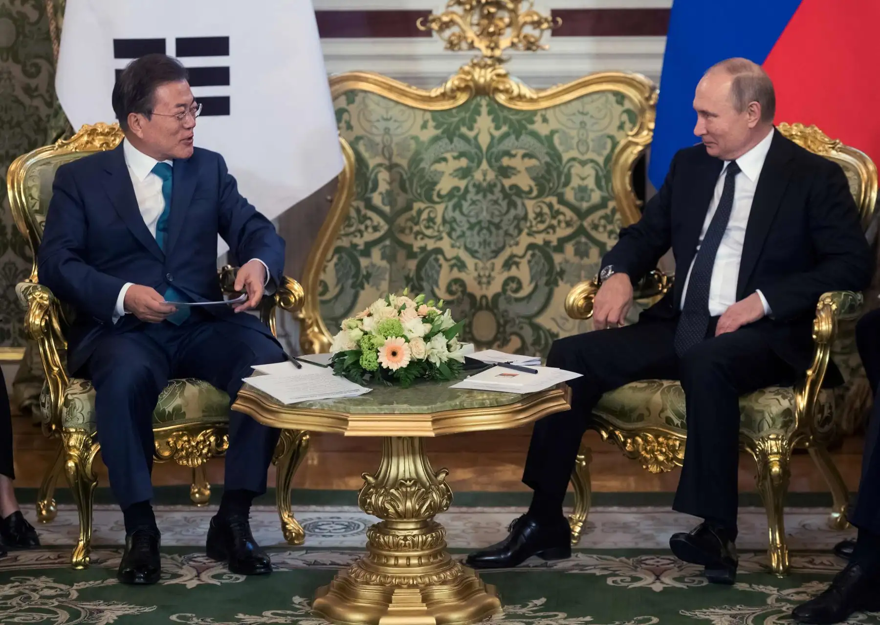 Vladimir Putin y el presidente surcoreano Moon Jae-in Foto: AFP