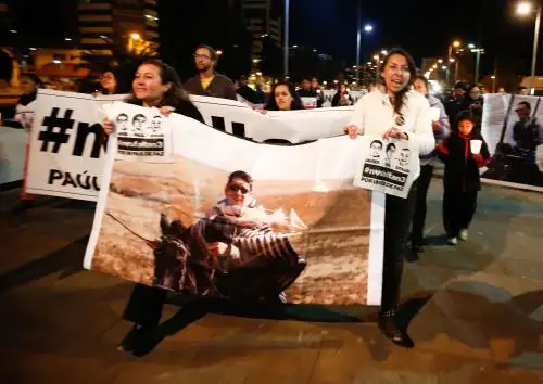 Vigilia de familiares y amigos del equipo del diario ecuatoriano El Comercio Foto: EFE