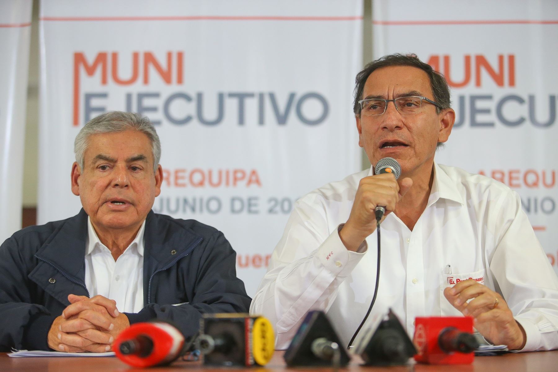 Presidente de la República, Martín Vizcarra, acompañado del titular del Gabinete Ministerial, César Villanueva, durante el Muni Ejecutivo realizado en Arequipa. Foto: Presidencia.