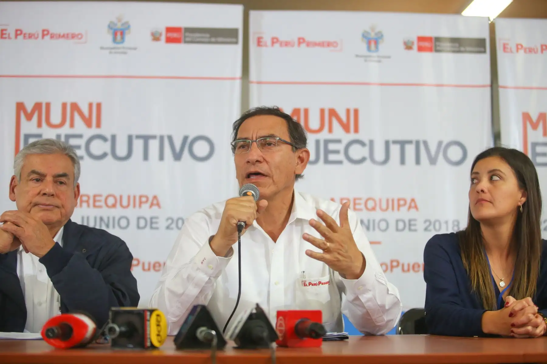 Presidente Martín Vizcarra, acompañado del titular del Gabinete Ministerial, César Villanueva, durante el Muni Ejecutivo realizado en Arequipa. Foto: ANDINA/ Prensa Presidencia