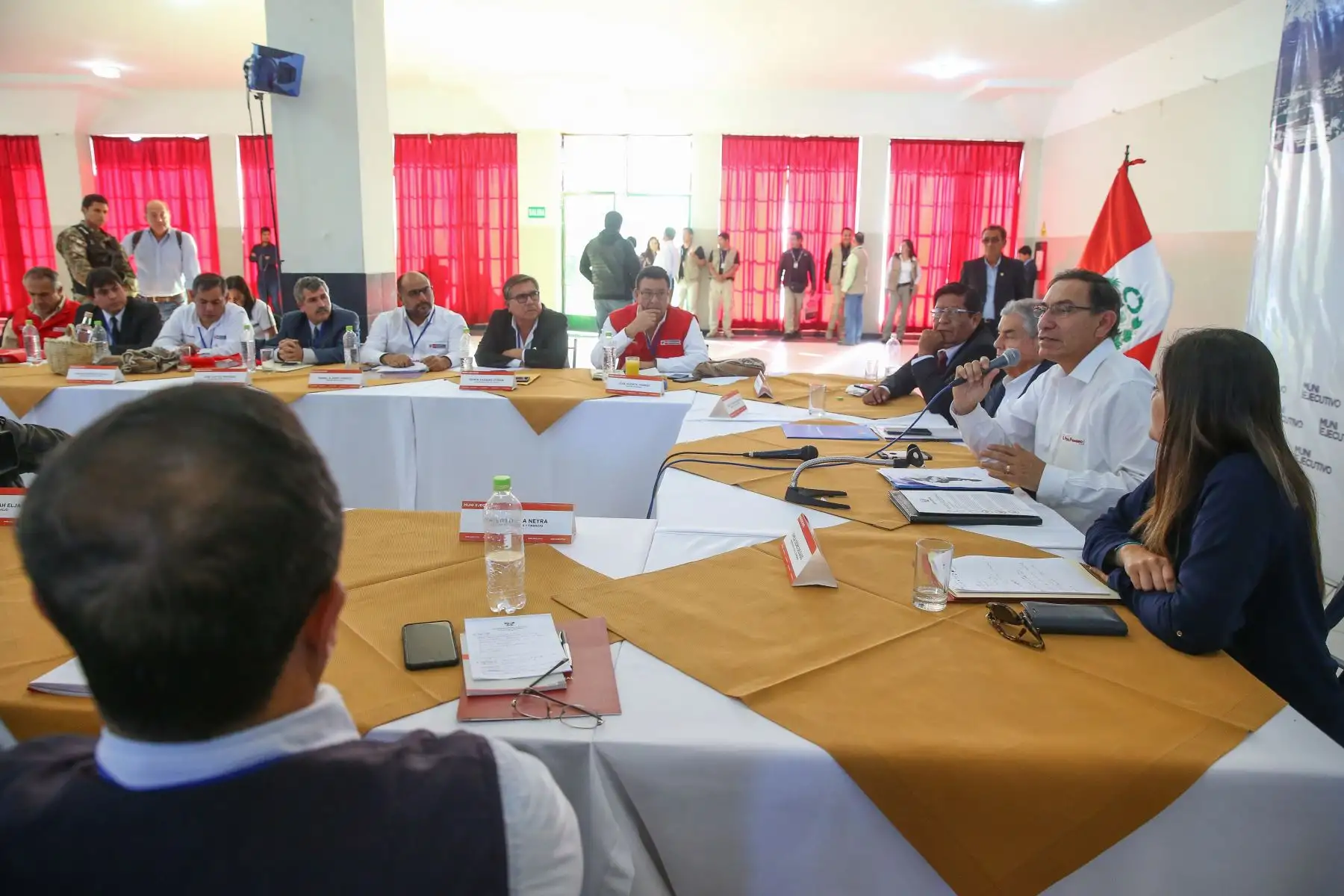 Presidente Martín Vizcarra, acompañado del titular del Gabinete Ministerial, César Villanueva, durante el Muni Ejecutivo realizado en Arequipa. Foto: ANDINA/ Prensa Presidencia