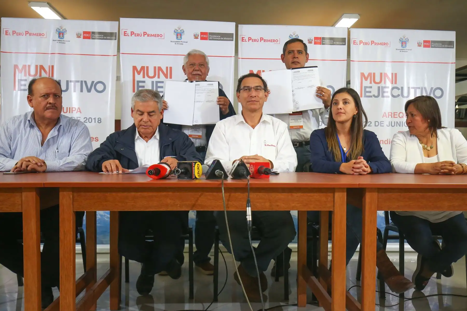 Presidente Martín Vizcarra, acompañado del titular del Gabinete Ministerial, César Villanueva, durante el Muni Ejecutivo realizado en Arequipa. Foto: ANDINA/ Prensa Presidencia