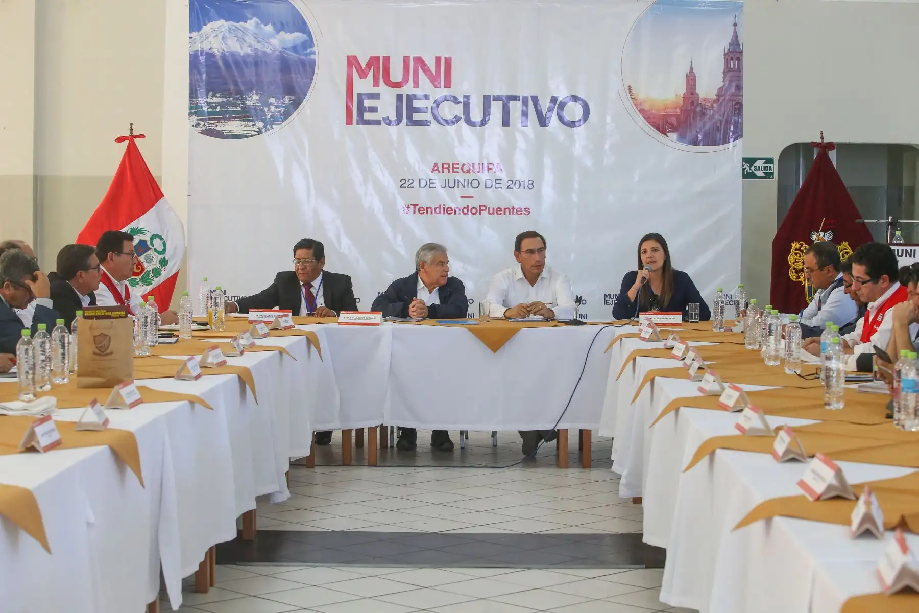 Presidente Martín Vizcarra, acompañado del titular del Gabinete Ministerial, César Villanueva, durante el Muni Ejecutivo realizado en Arequipa. Foto: ANDINA/ Prensa Presidencia