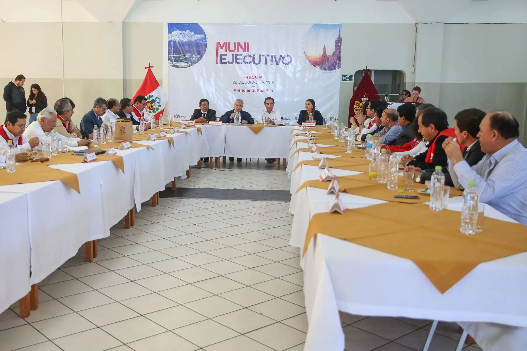 Presidente Martín Vizcarra, acompañado del titular del Gabinete Ministerial, César Villanueva, durante el Muni Ejecutivo realizado en Arequipa. Foto: ANDINA/ Prensa Presidencia