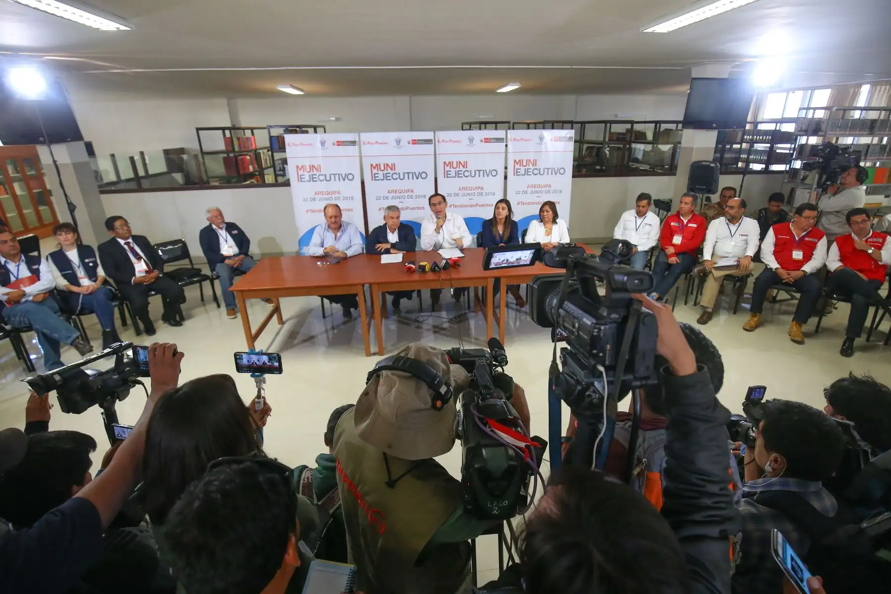 Presidente Martín Vizcarra, acompañado del titular del Gabinete Ministerial, César Villanueva, durante el Muni Ejecutivo realizado en Arequipa. Foto: ANDINA/ Prensa Presidencia