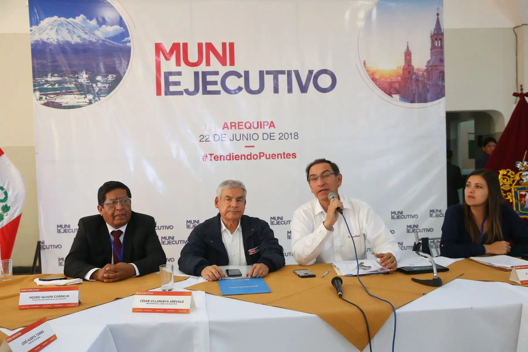 Presidente Martín Vizcarra, acompañado del titular del Gabinete Ministerial, César Villanueva, durante el Muni Ejecutivo realizado en Arequipa. Foto: ANDINA/ Prensa Presidencia