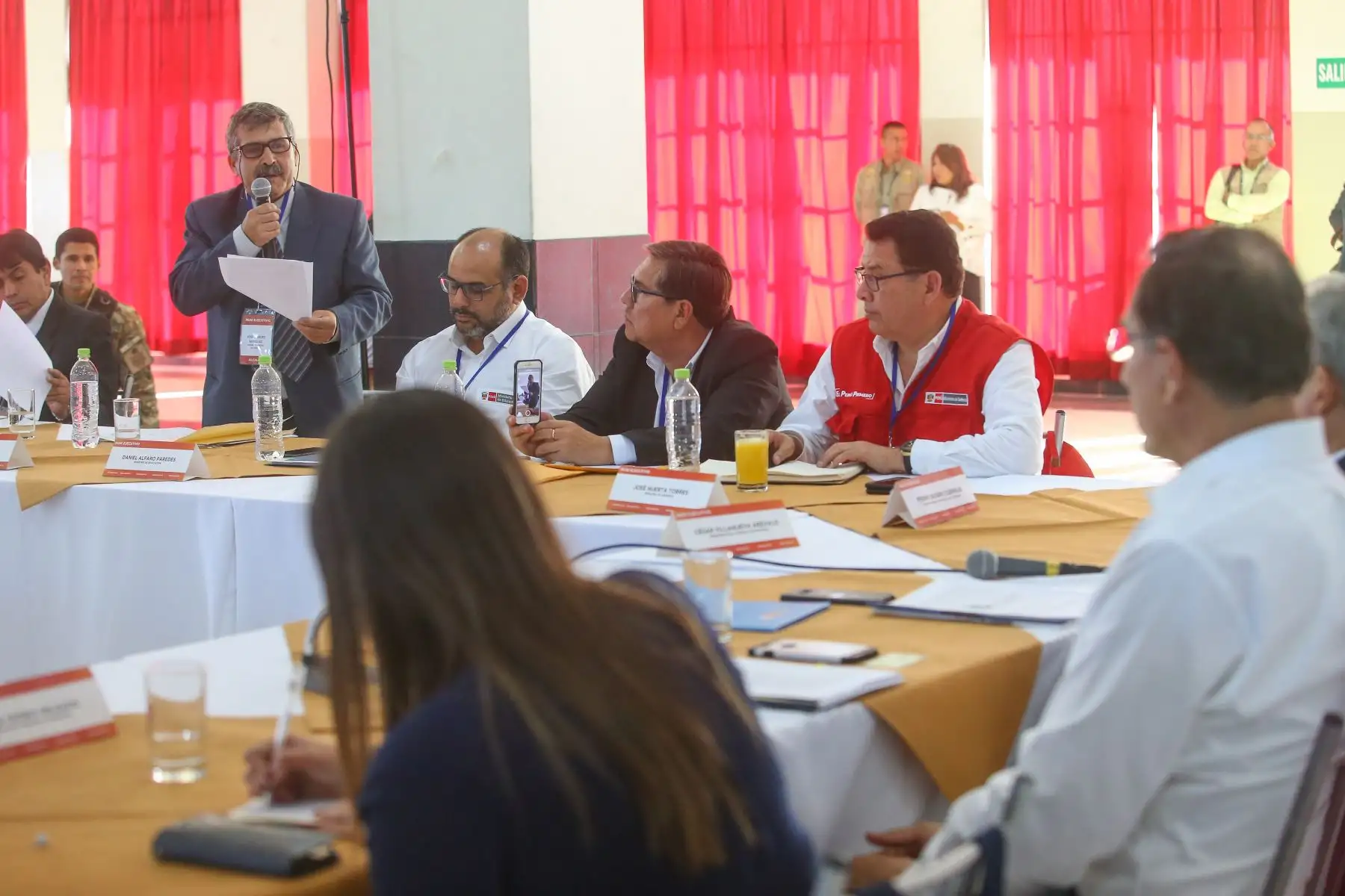 Presidente Martín Vizcarra, acompañado del titular del Gabinete Ministerial, César Villanueva, durante el Muni Ejecutivo realizado en Arequipa. Foto: ANDINA/ Prensa Presidencia