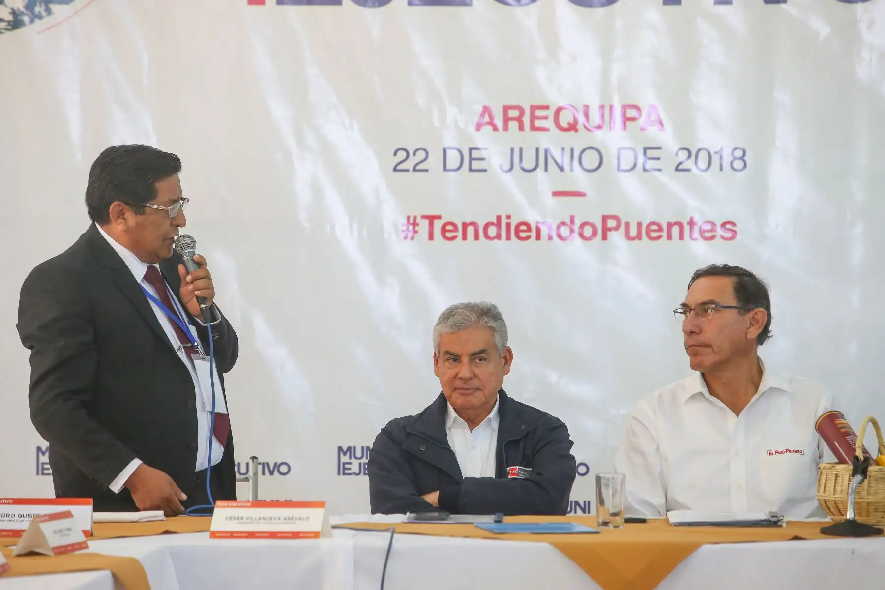 Presidente Martín Vizcarra, acompañado del titular del Gabinete Ministerial, César Villanueva, durante el Muni Ejecutivo realizado en Arequipa. Foto: ANDINA/ Prensa Presidencia